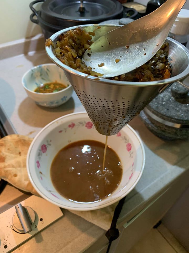 濾出醬汁備用。