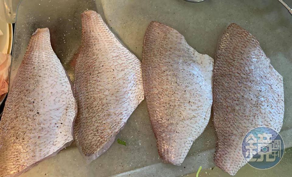 魚片的魚皮那面先撒鹽及胡椒。