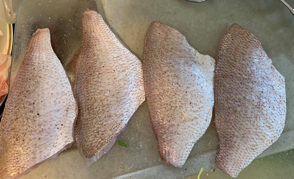 魚片的魚皮那面先撒鹽及胡椒。