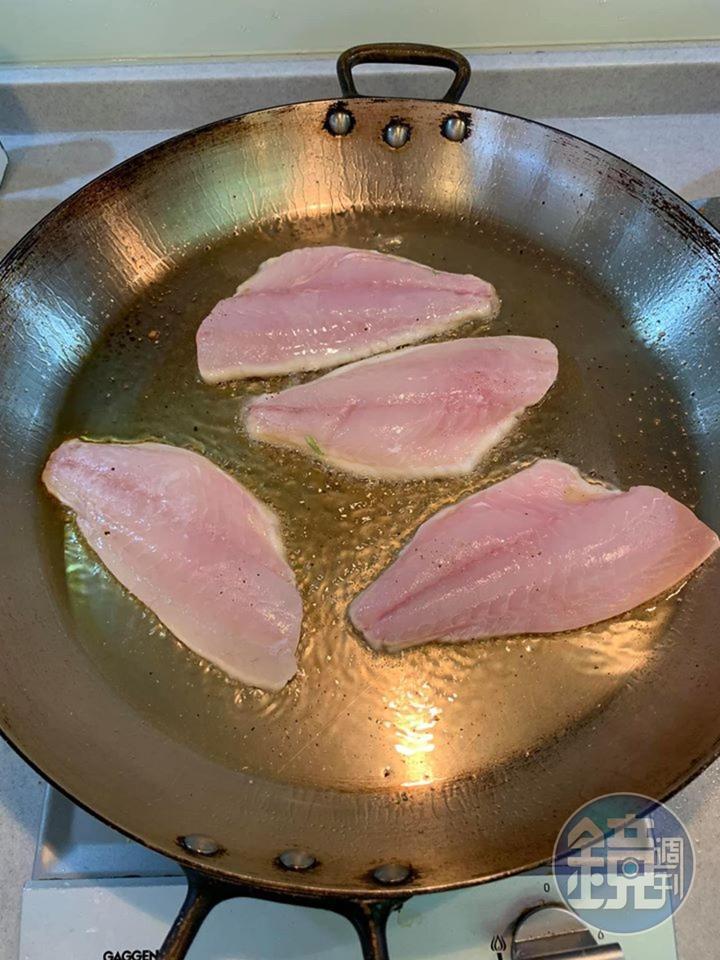 魚皮向下煎4分鐘，翻面1分鐘半起鍋。
