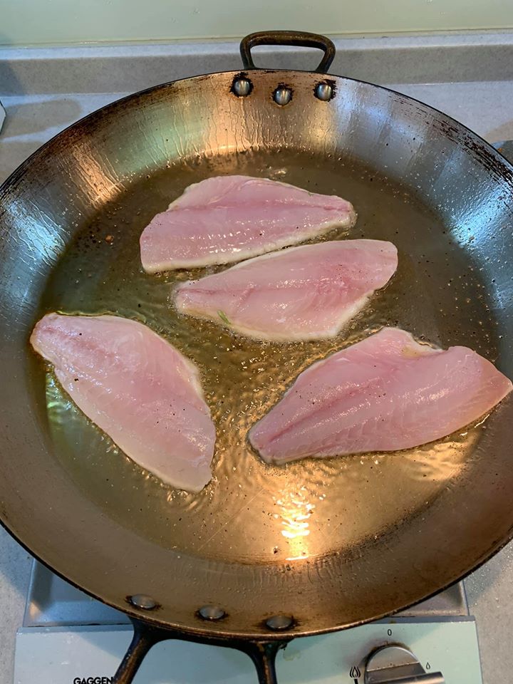魚皮向下煎4分鐘，翻面1分鐘半起鍋。