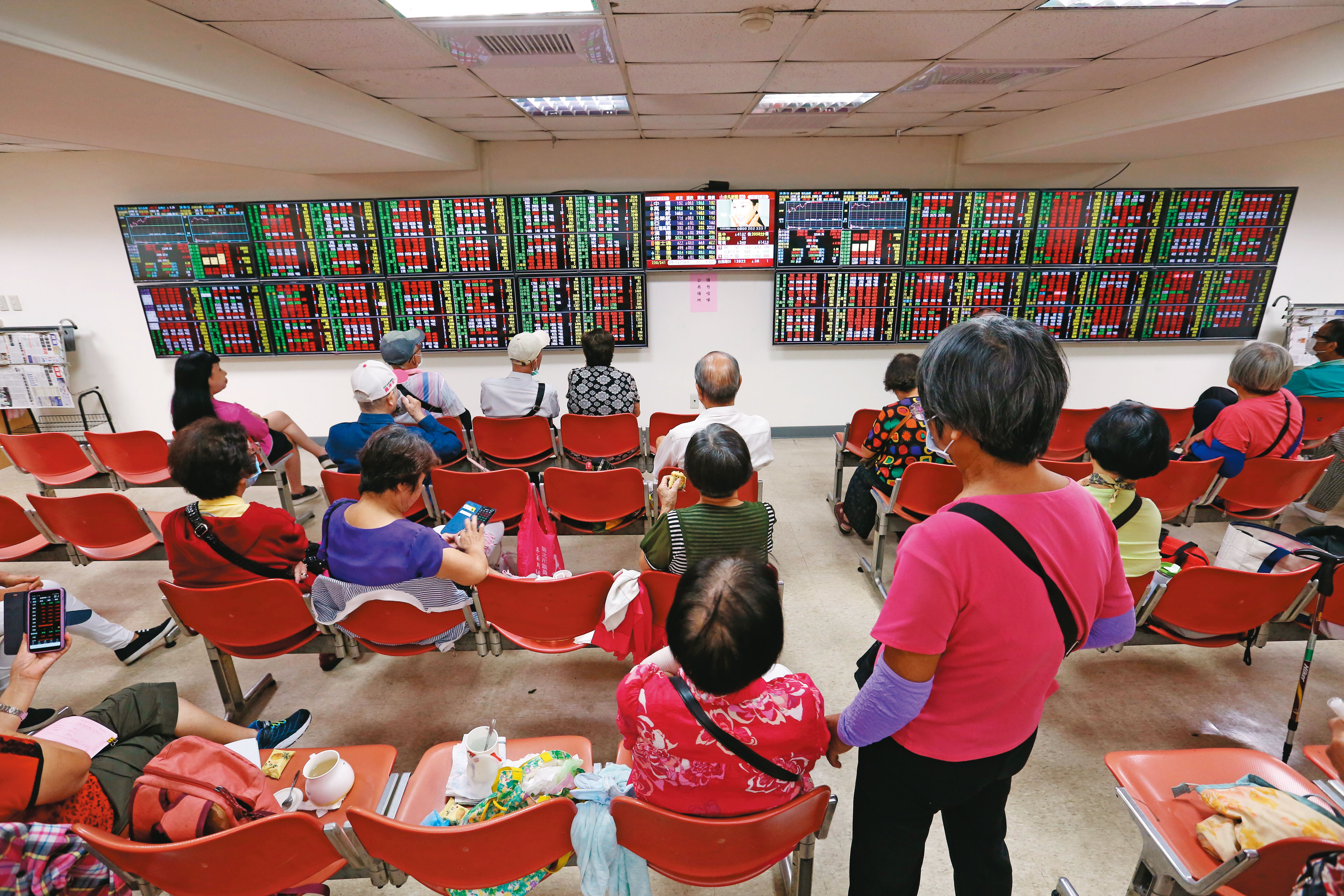疫苗出現進展,專家預估,台股到明年過年前可望持續走高。