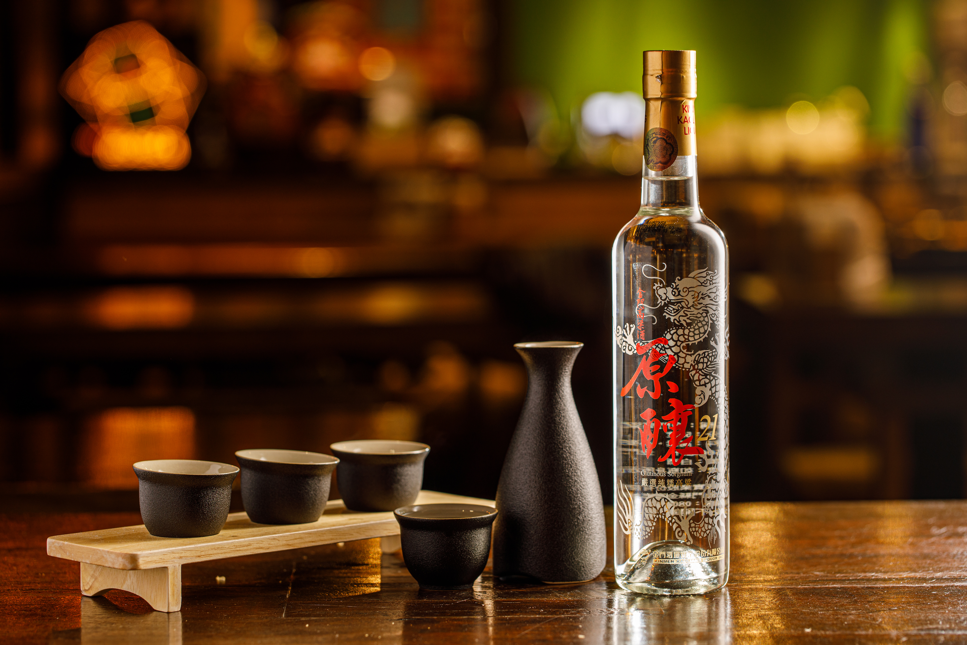 「原釀21金門高粱酒」因為是用純糯高粱製成，雖然香甜卻出酒率低，格外矜貴，最適合溫飲小口啜。（500元／瓶）