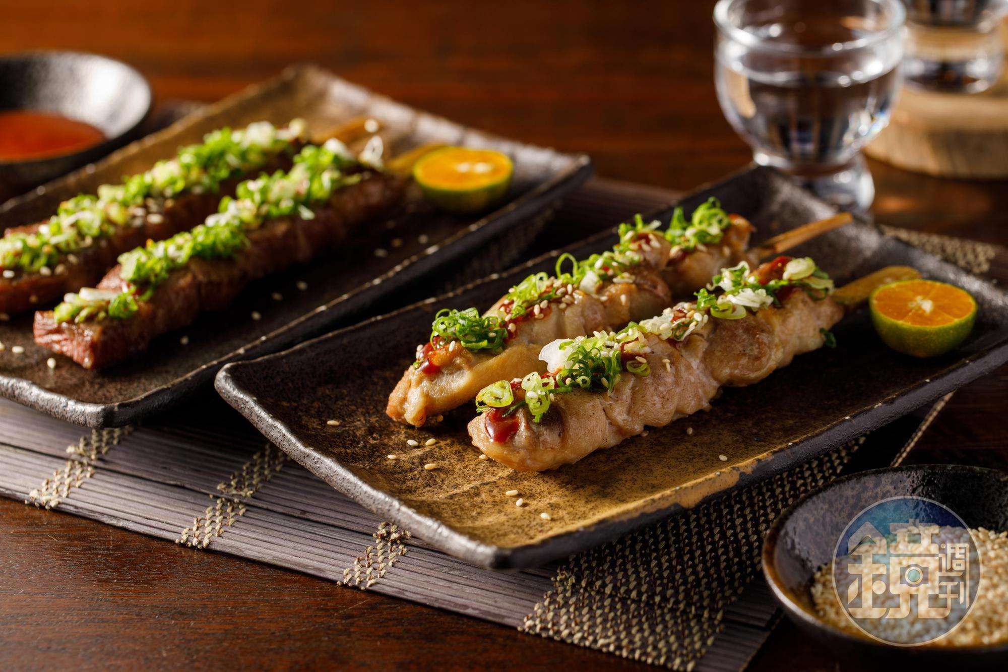 「味噌牛肉串」(左,390元/2串)、「味噌雞胸肉串」(右,160元/2串)醬料是紅白味噌加上高粱煉成,深度飽滿。