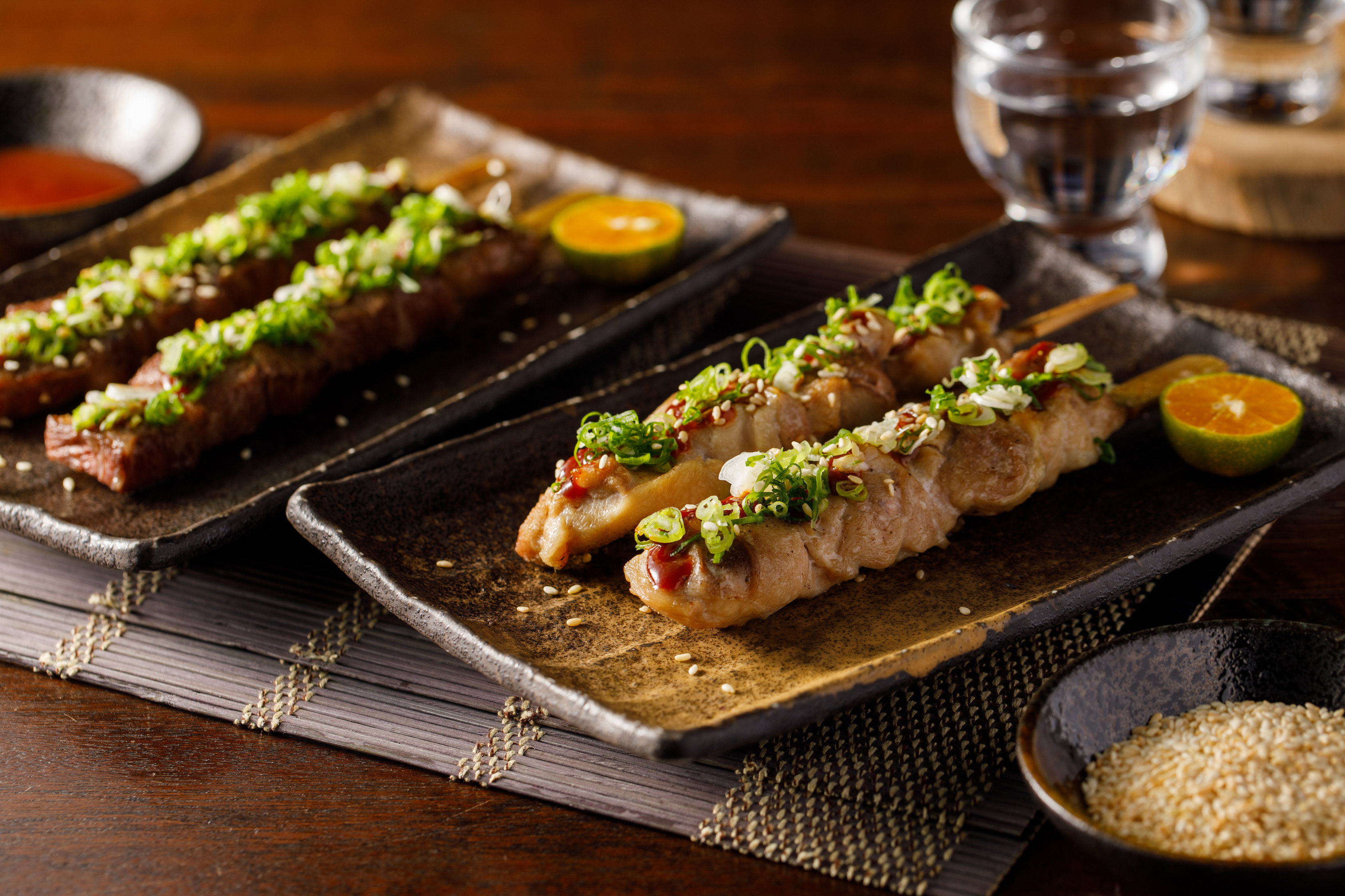 「味噌牛肉串」（左，390元／2串）、「味噌雞胸肉串」（右，160元／2串）醬料是紅白味噌加上高粱煉成，深度飽滿。