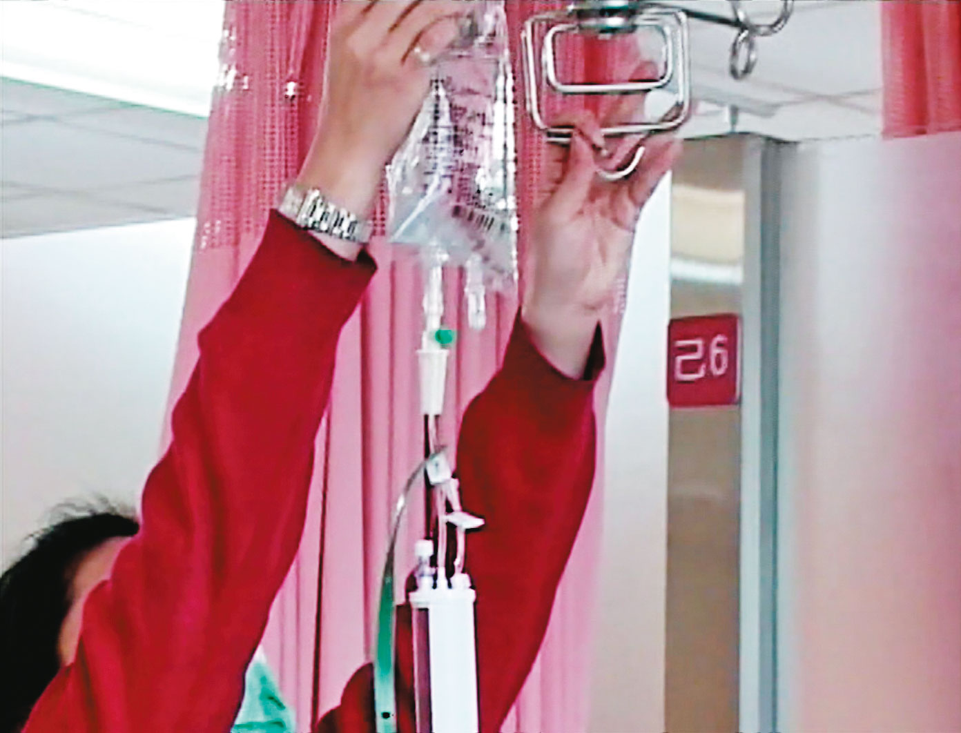 護理師發現點滴有異，取下後放入醫院冰庫保存，成為破案關鍵。（東森新聞提供）