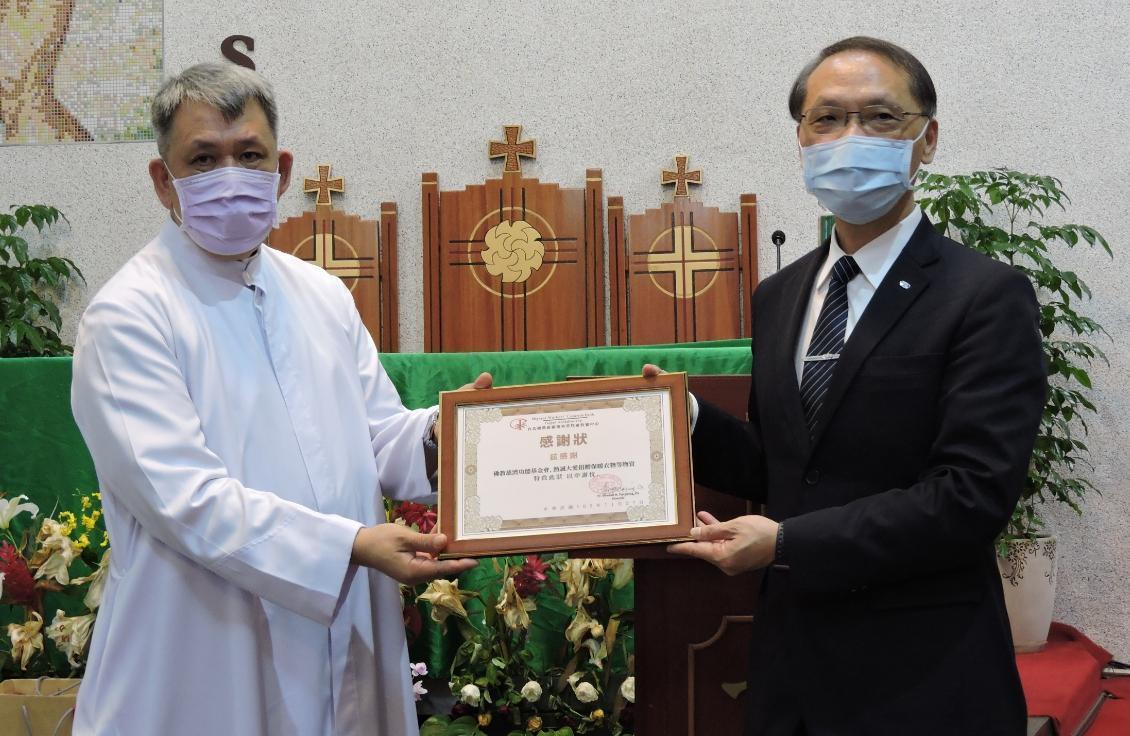 聖多福天主堂菲律賓神父Edward M.pacquing主任(左),感謝慈濟寒冬送暖,共同關懷在台的外籍漁工。(慈濟基金會提供)