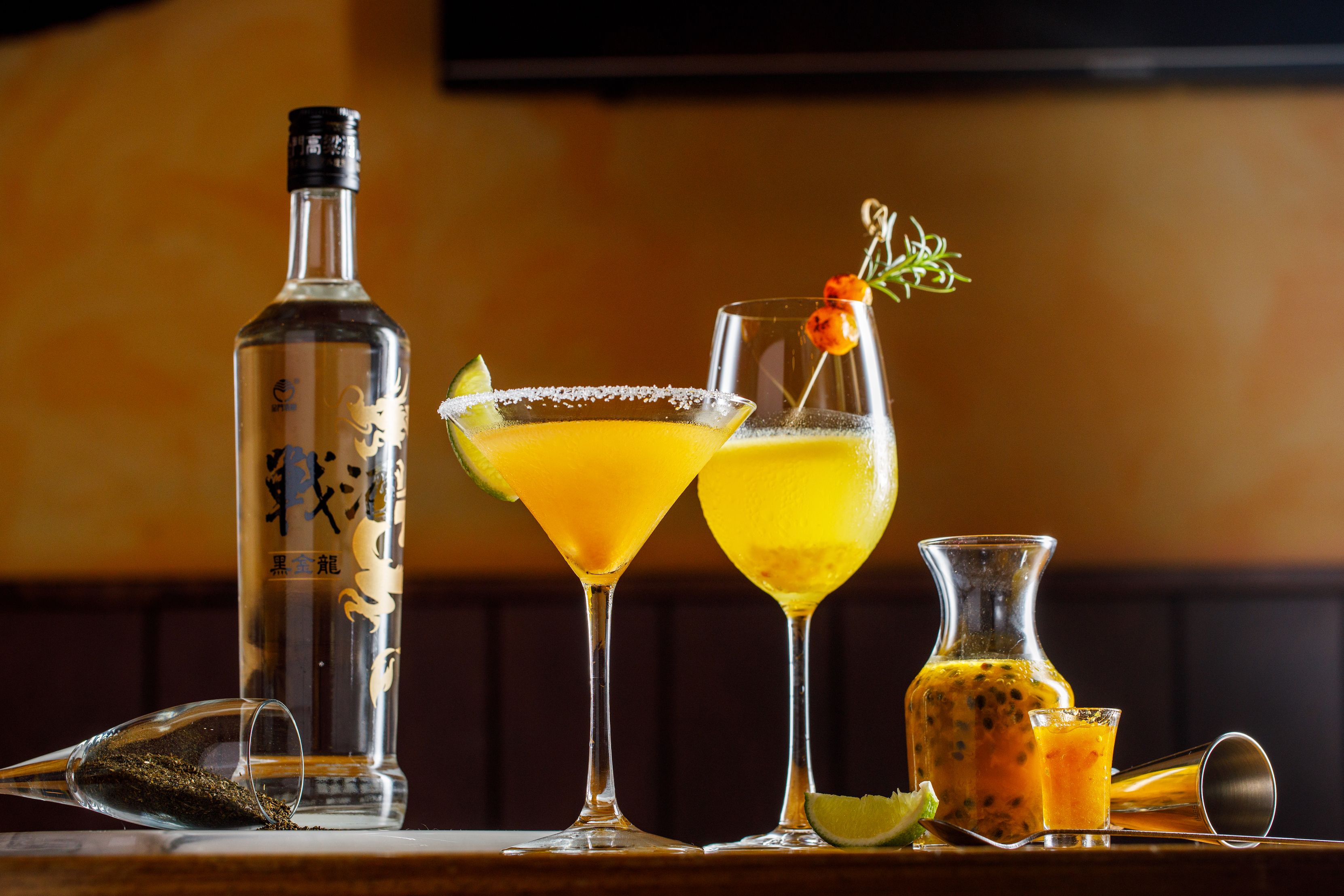 「金黃秋實」（左）是成熟版百香綠，「金波玉液」（右）鹹甘蜜餞感夾著煙燻調，兩杯調酒讓金酒甩掉老氣印象。（皆280元／杯） 