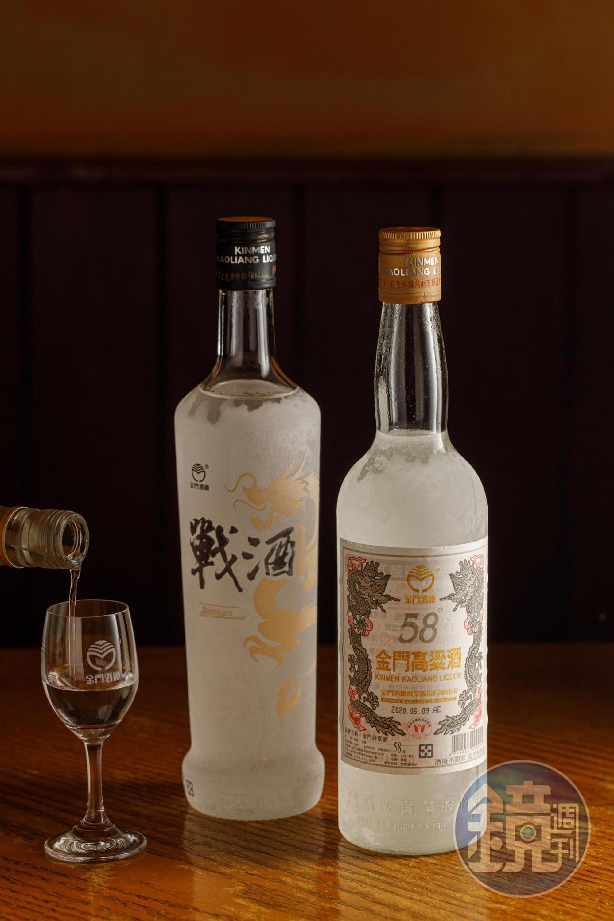 「戰酒黑金龍」（左，420元／瓶）這類清爽型，除了適合調酒，凍成膏狀一口乾，也頗爽快帶勁。（右為58度金門高粱酒）