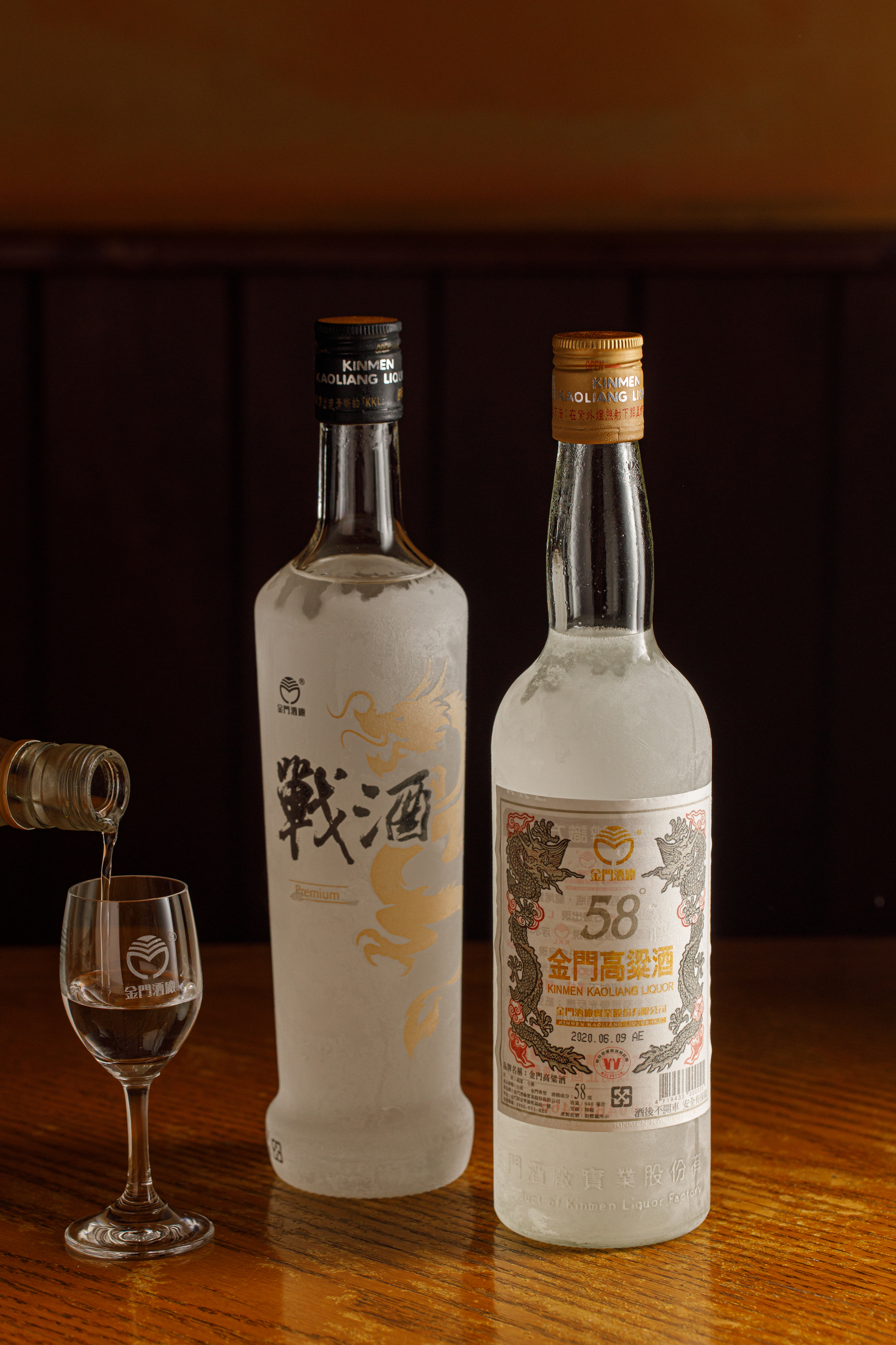 「戰酒黑金龍」（左，420元／瓶）這類清爽型，除了適合調酒，凍成膏狀一口乾，也頗爽快帶勁。（右為58度金門高粱酒）