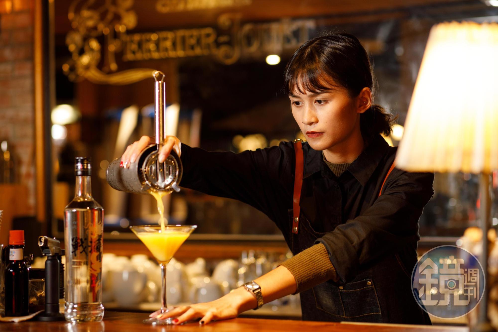 調酒師Hannah示範金酒調酒的年輕面貌。
