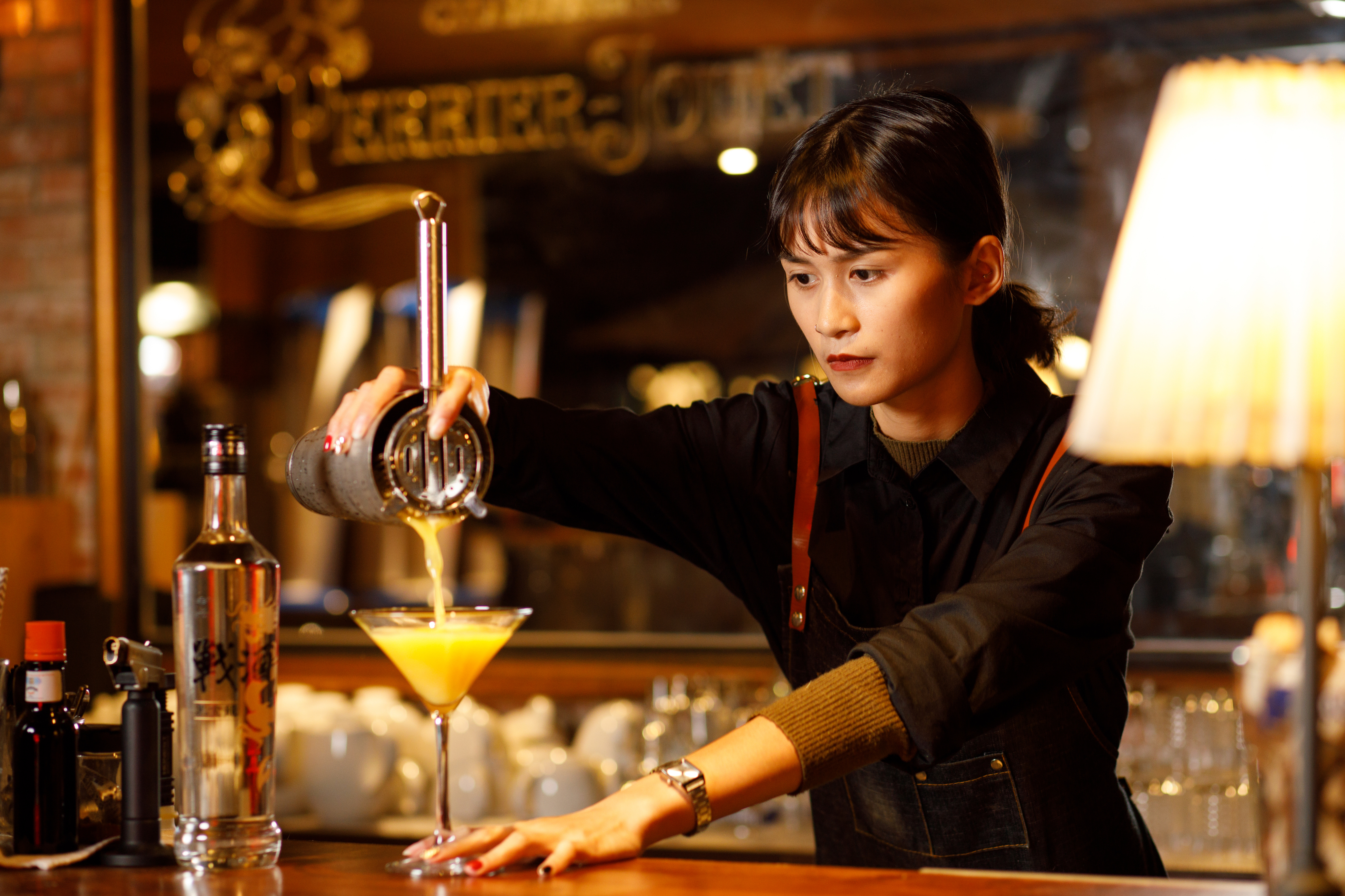調酒師Hannah示範金酒調酒的年輕面貌。