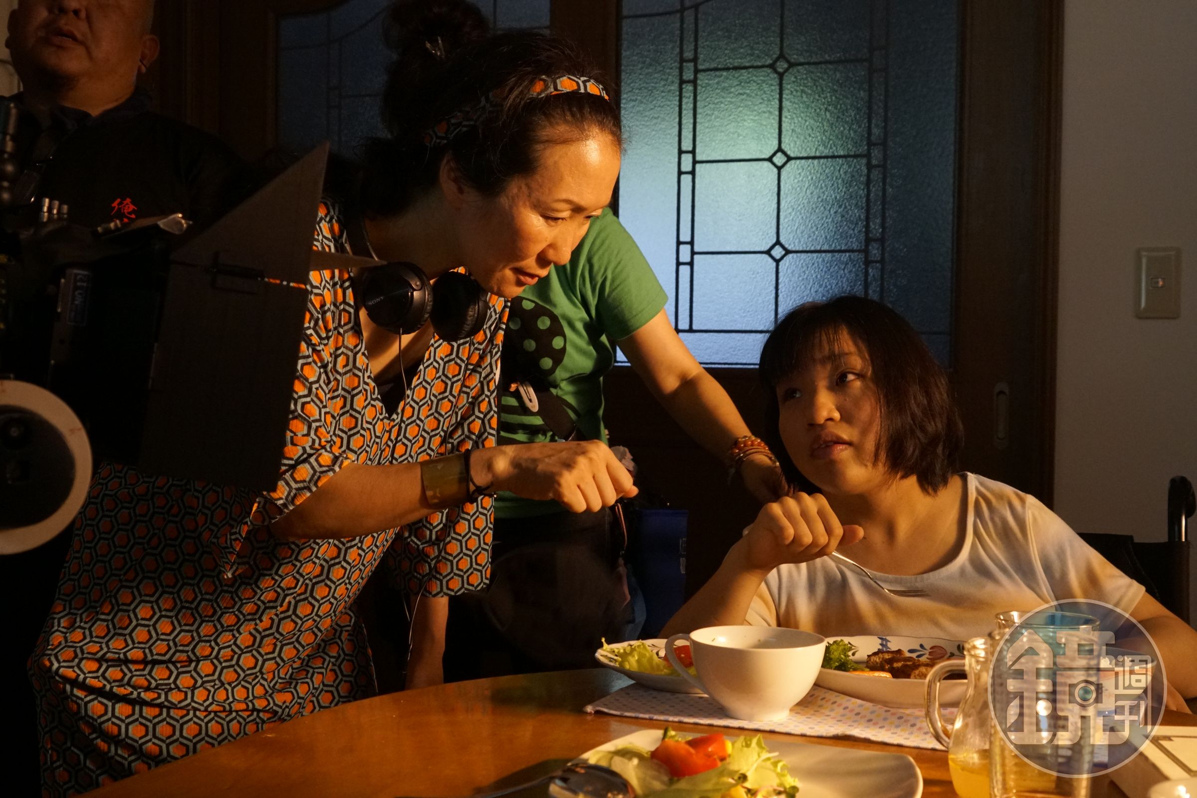 HIKARI（左）親自選出沒有演戲經驗的佳山明擔綱《漫畫少女愛啟蒙》，在拍攝現場細心給予指導。（Rabbit House提供）