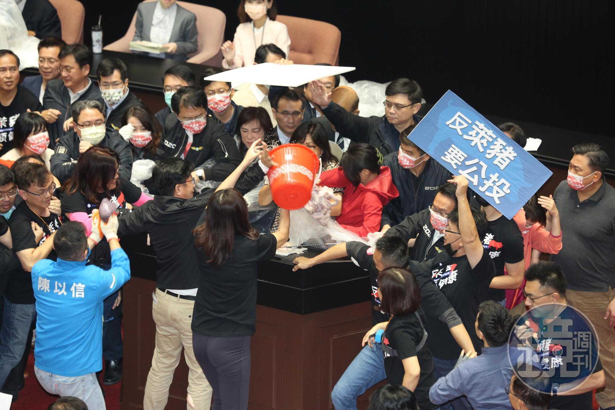 國民黨團發動國會史上頭一遭的「內臟攻擊」,目的是為凸顯蔡政府執政蠻橫。