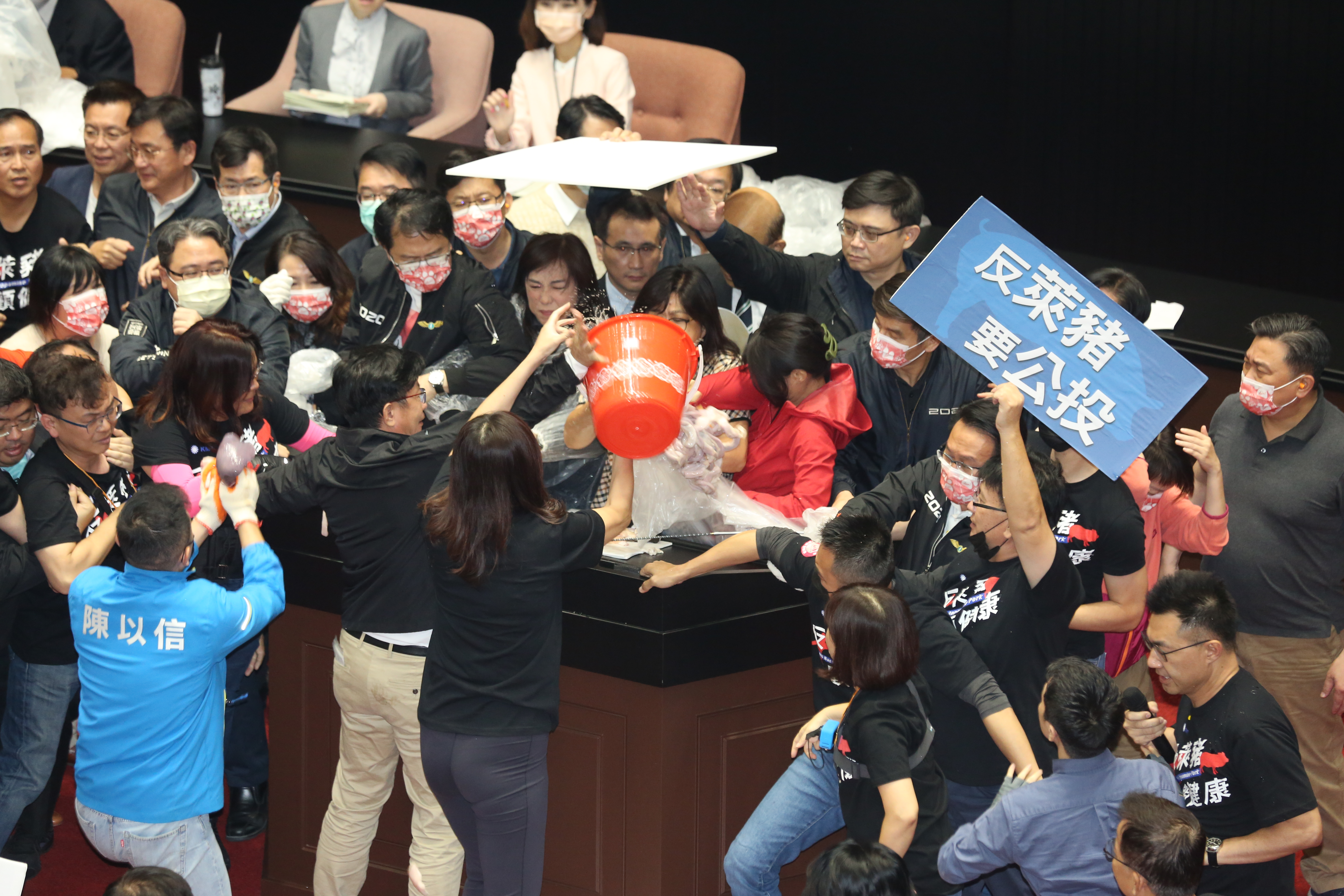 國民黨團發動國會史上頭一遭的「內臟攻擊」，目的是為凸顯蔡政府執政蠻橫。