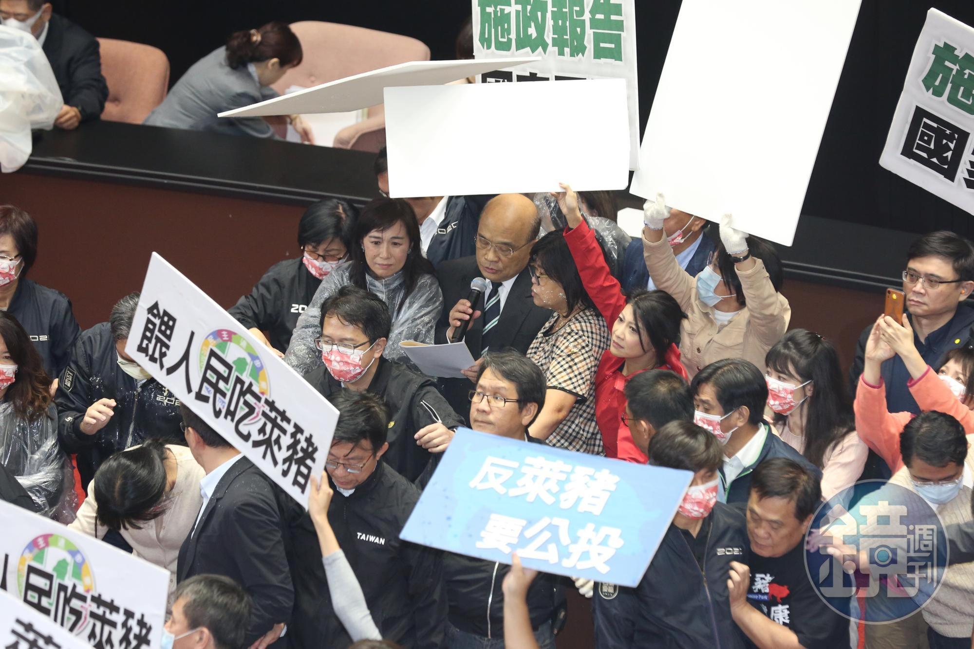 國民黨團晚間發聲明反擊,強調用豬雜碎潑議場,是為突顯蔡政府的施政無能,以及突顯基層小市民的無奈,「剛好而已」。