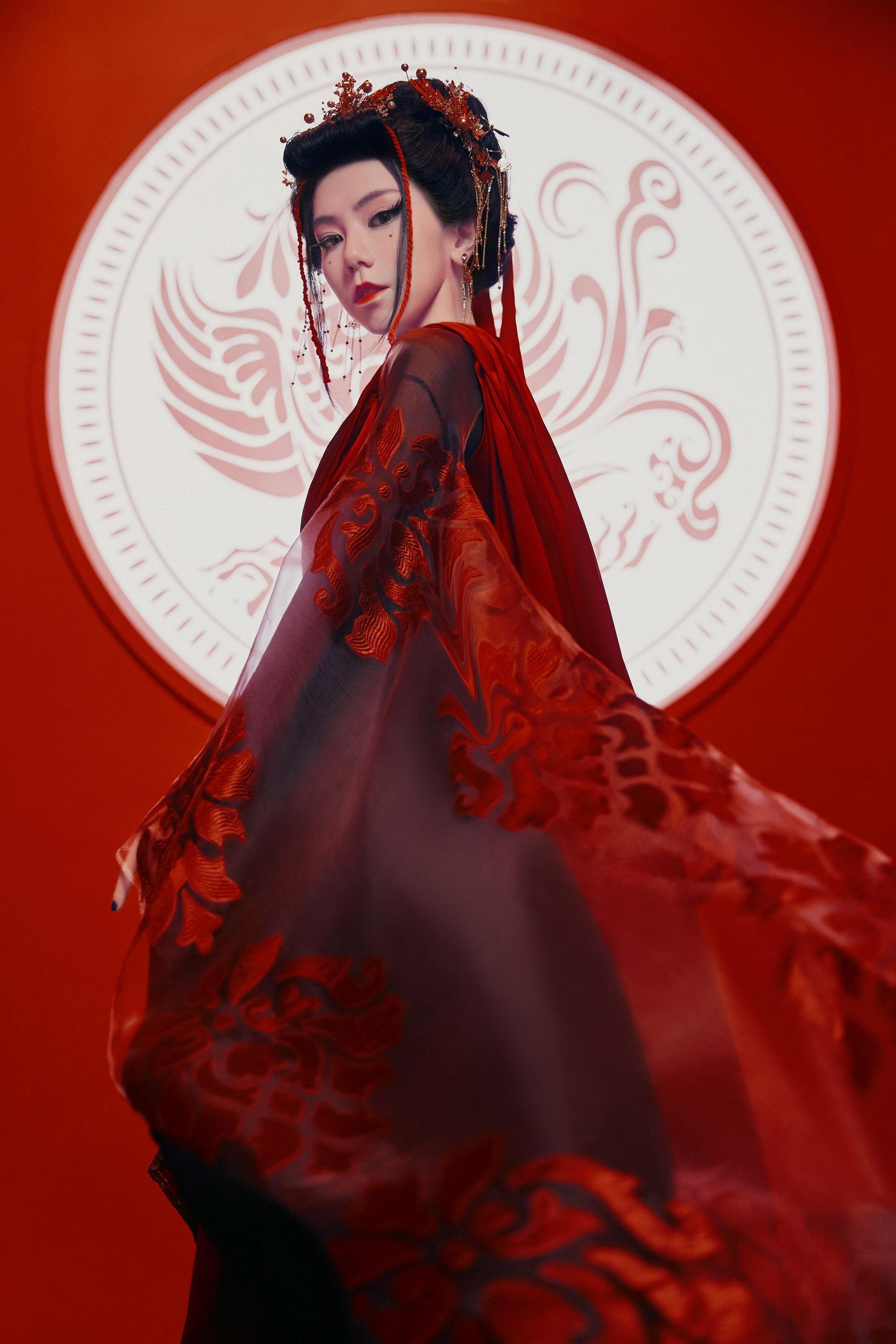 鄧紫棋在MV中化身巾幗英雄花木蘭,收工時還喊「捨不得卸妝」。(索尼音樂提供)