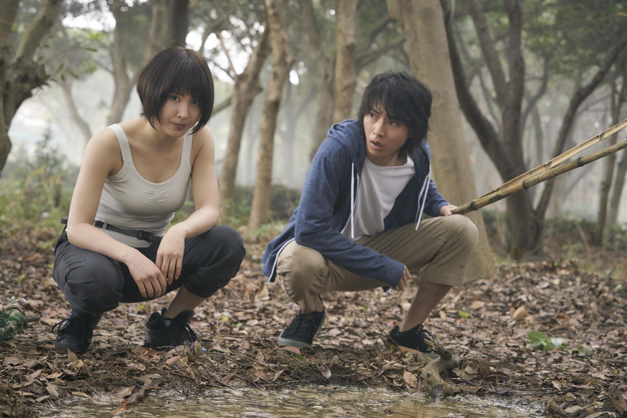 土屋太鳳(左)與山崎賢人在《今際之國的闖關者》是出生入死的夥伴。(Netflix提供)