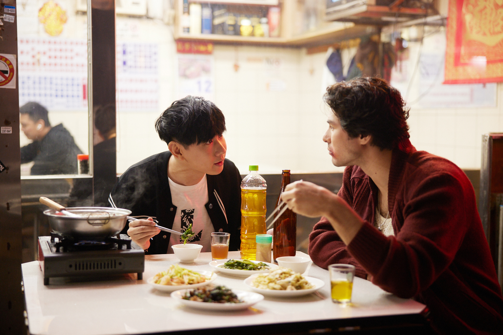 林俊傑新歌〈Not Tonight〉MV邀請鳳小岳參與,2人雖初次見面,卻感覺一見如故。(華納音樂提供)