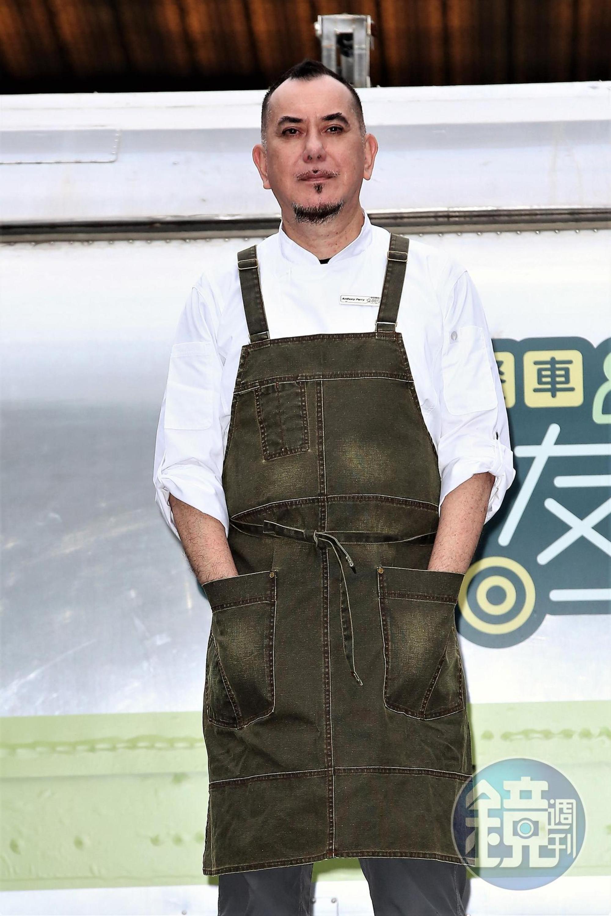 被問及入籍台灣問題,黃秋生沒正面給答案,僅表示「有工作就留下,時間長了就等於入籍」。