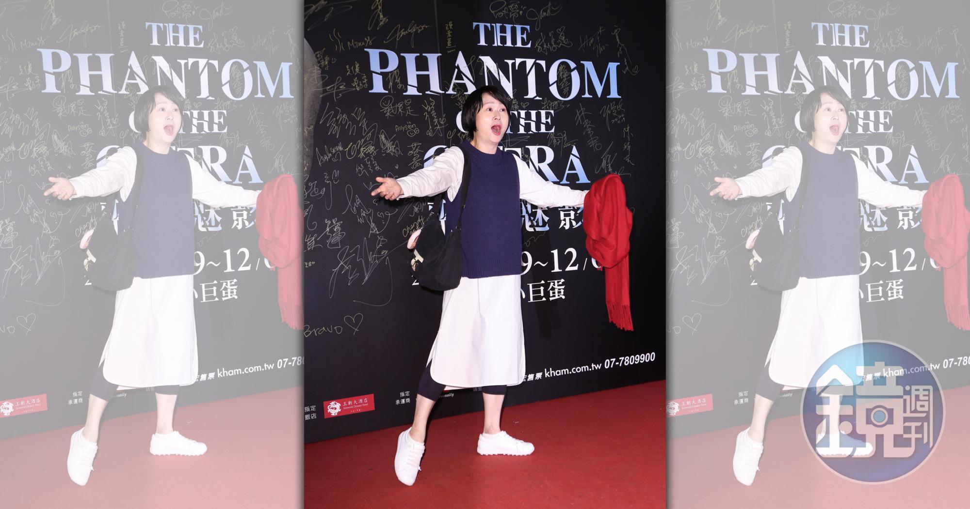 王月被魅影與女主角的歌聲打動落淚。