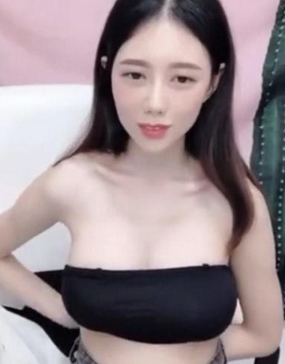 家家直播時,身上的黑色小可愛意外蹦開滑落,4秒露點畫面被網友截圖非法外流。(翻攝自家家IG)