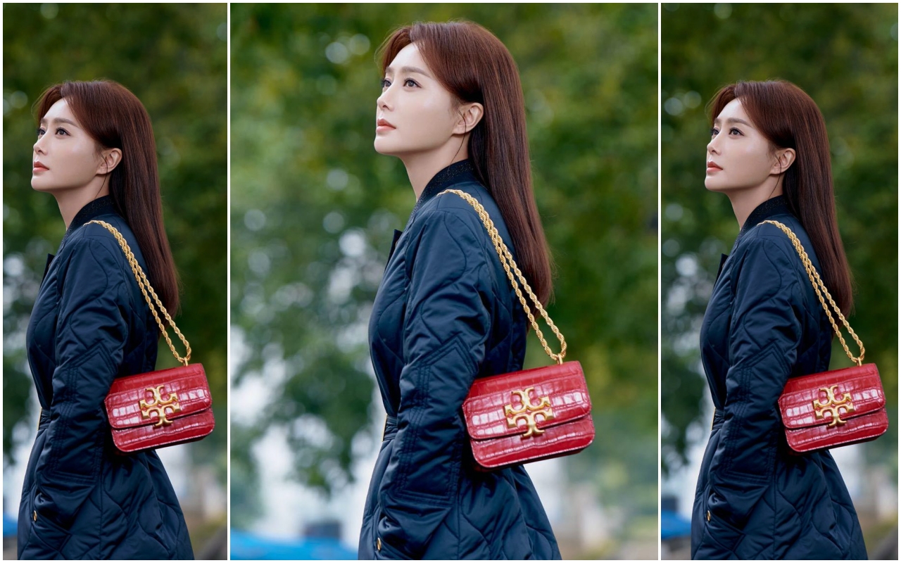 秦嵐的外出穿搭，選擇Tory Burch寶石紅仿鱷魚紋壓花牛皮Eleanor 肩揹包。NT$29,900（俊思提供）