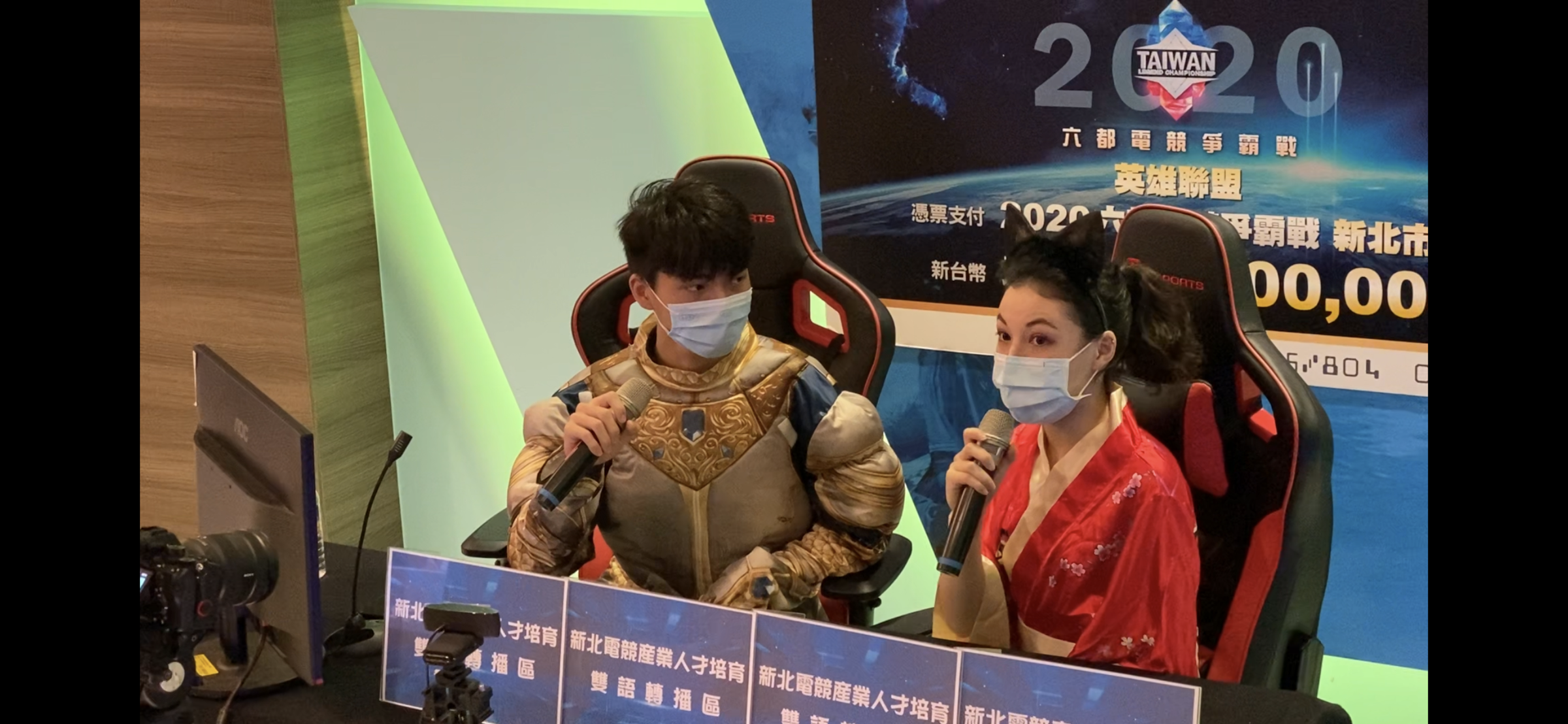 陳亭儀（右）跟辜心宏（左）最近一個月密集訓練合作默契，擔綱直播電競實況，表現亮眼。