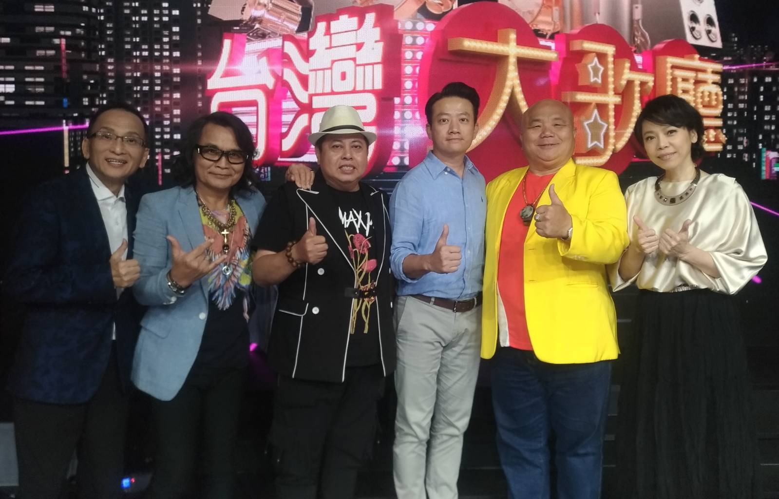 （左起）孔鏘、沈文程、黑面仔、紀博文、米漿、曾心梅一同錄影《台灣大歌廳》。（信吉衛視提供）