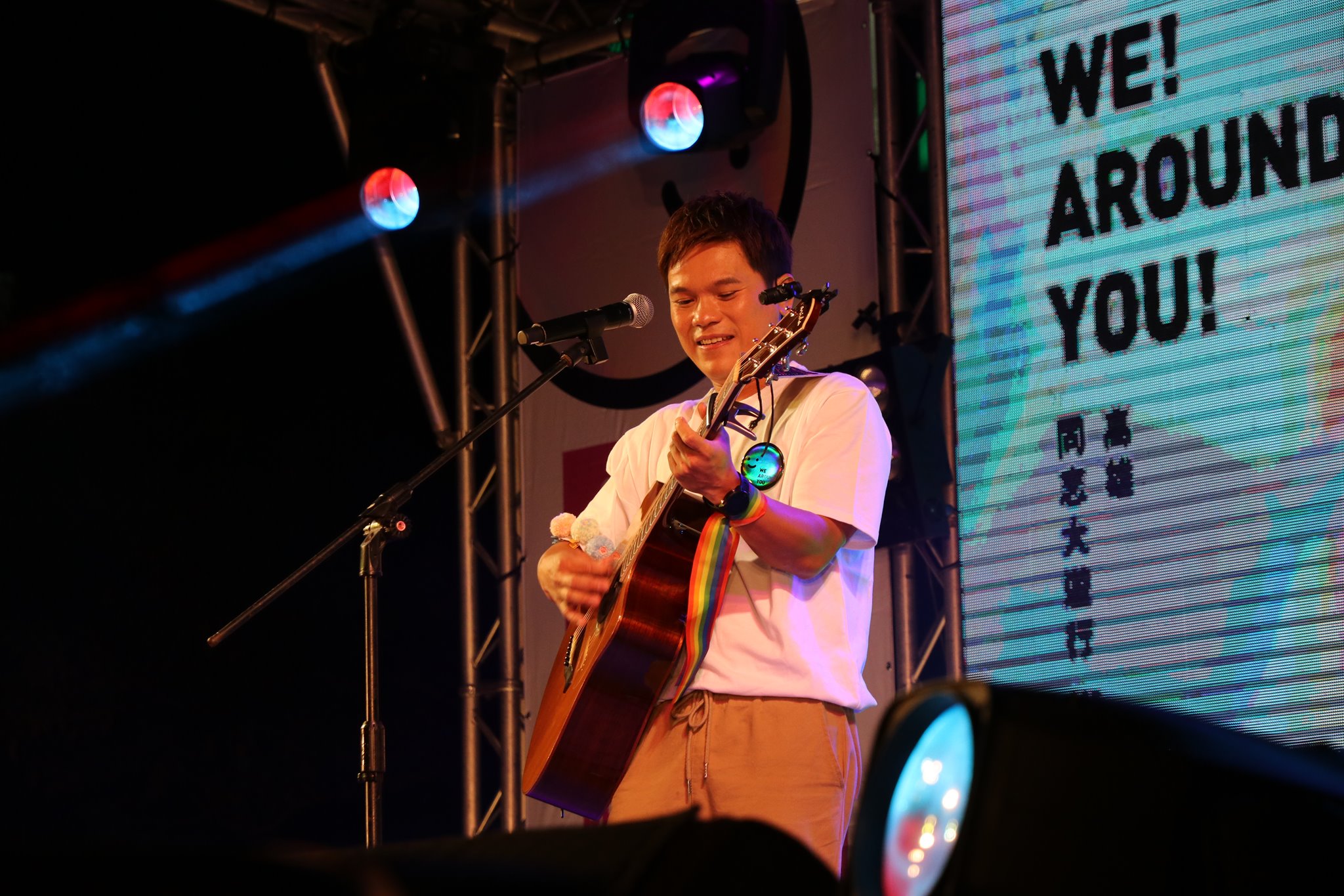 舒米恩為高雄同志遊行帶來演唱，主持人龍龍笑稱他可以唱10遍。（高雄同志遊行提供）