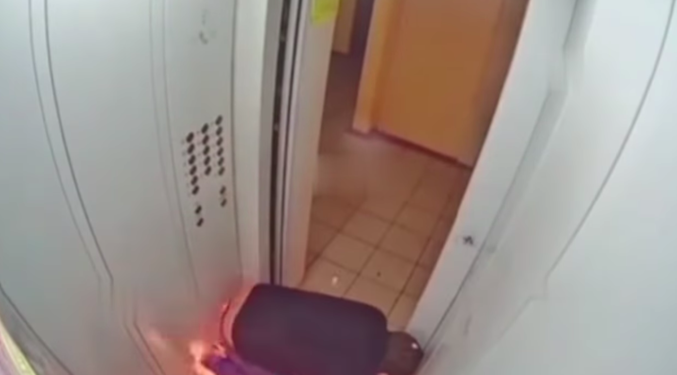 電梯開門時男子早已無力逃脫,趴地下跪至少10秒才趕緊逃生。(翻攝自Youtube)