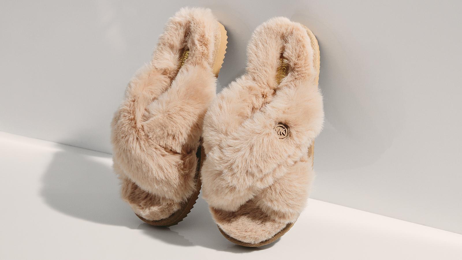 Lala米色絨毛涼鞋。NT$3,400(MICHAEL KORS)