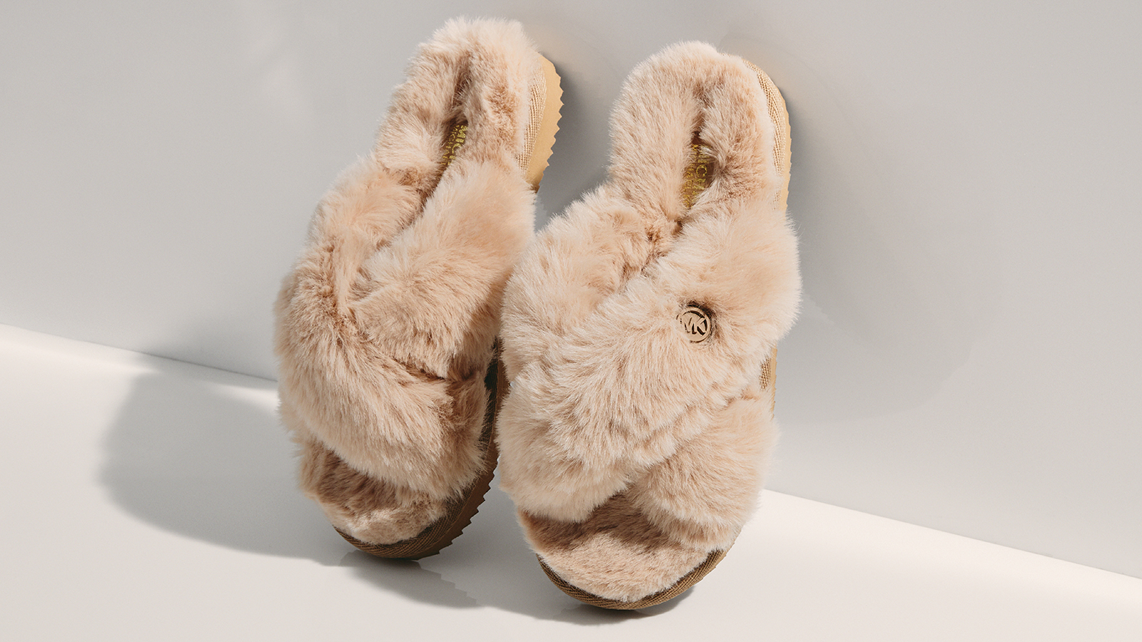Lala米色絨毛涼鞋。NT$3,400(MICHAEL KORS)