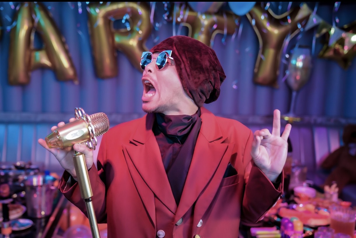 黃明志新歌〈一萬個開心的理由〉，向歌神張學友致敬。（亞洲通文創提供）