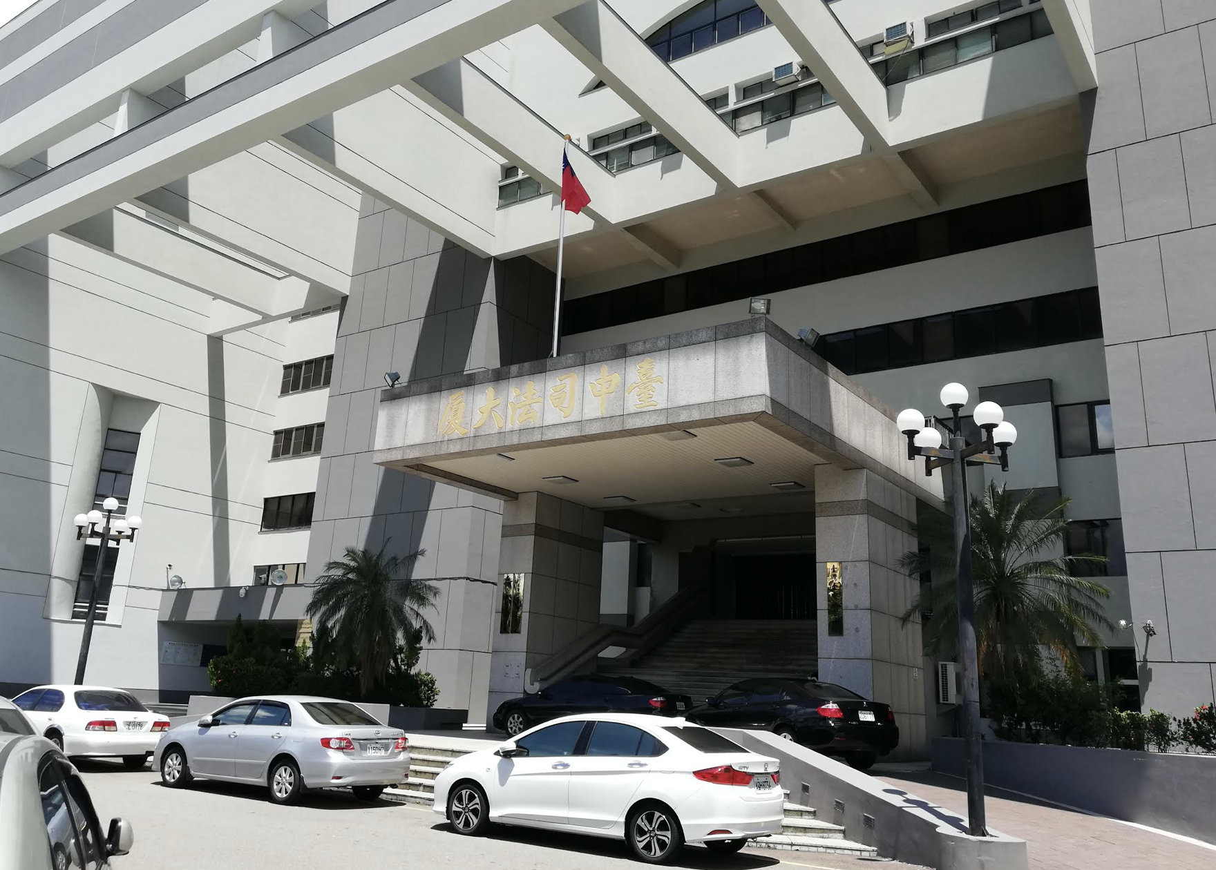 押人逼債,路邊遇警處理交通事故,肉票跳車求救,台中地院法官判林男四月徒刑。