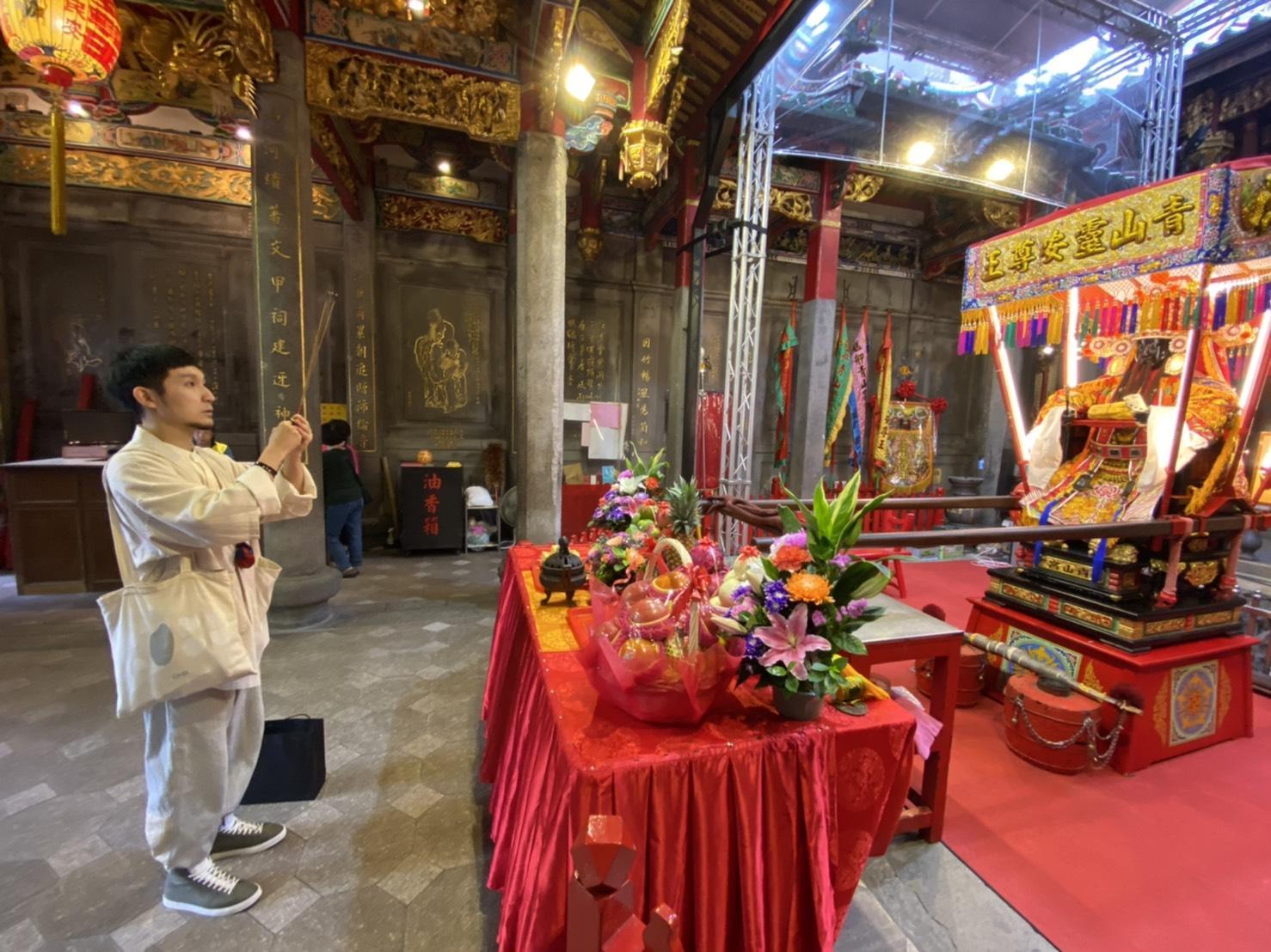 艋舺青山宮靈安尊王即將接駕北港媽遶境,總統蔡英文贈送由金鐘設計師李育昇操刀的「紅綾伴駕」,祈求遶境聖務順利圓滿。(文化總會提供)