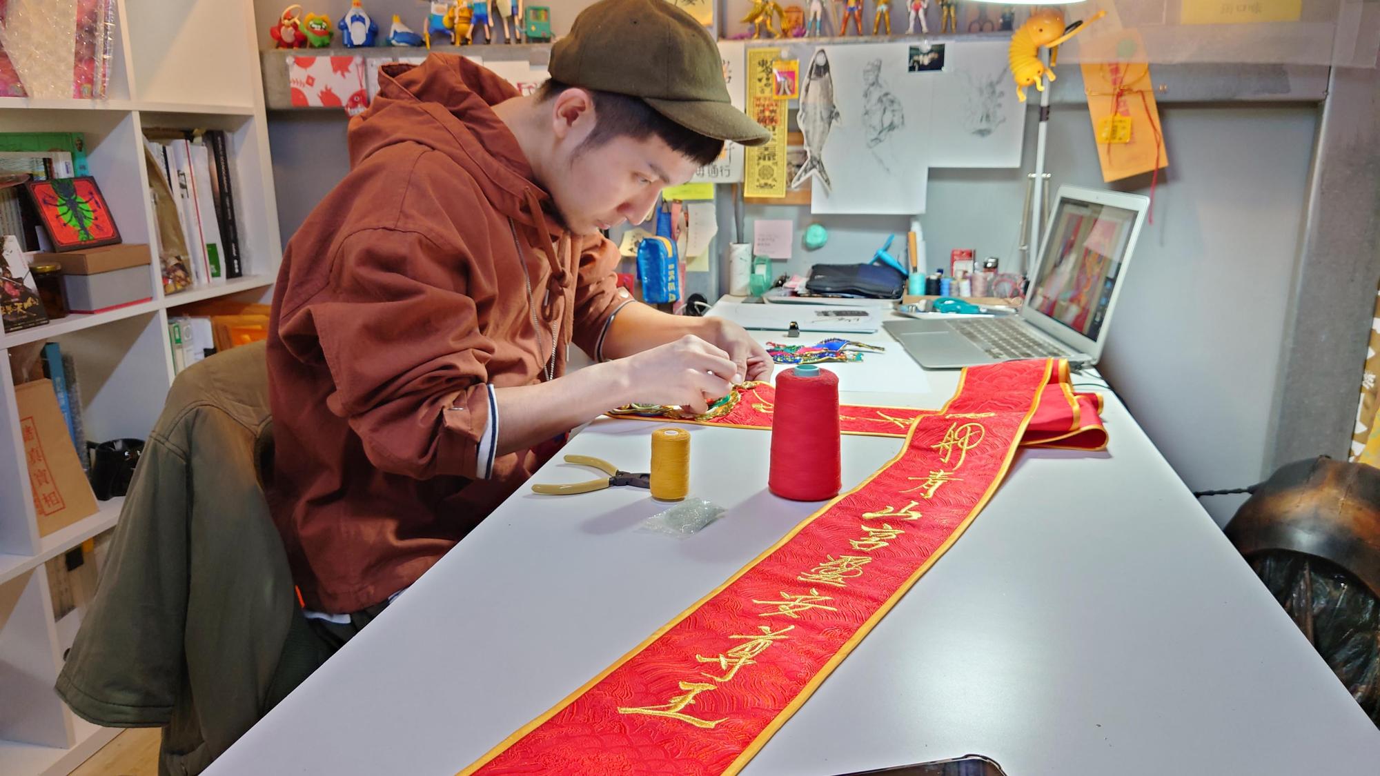 紅綾左右兩邊的題字分別為「百世鑫香萬年香火」「艋舺青山宮靈安尊王」。(文化總會提供)