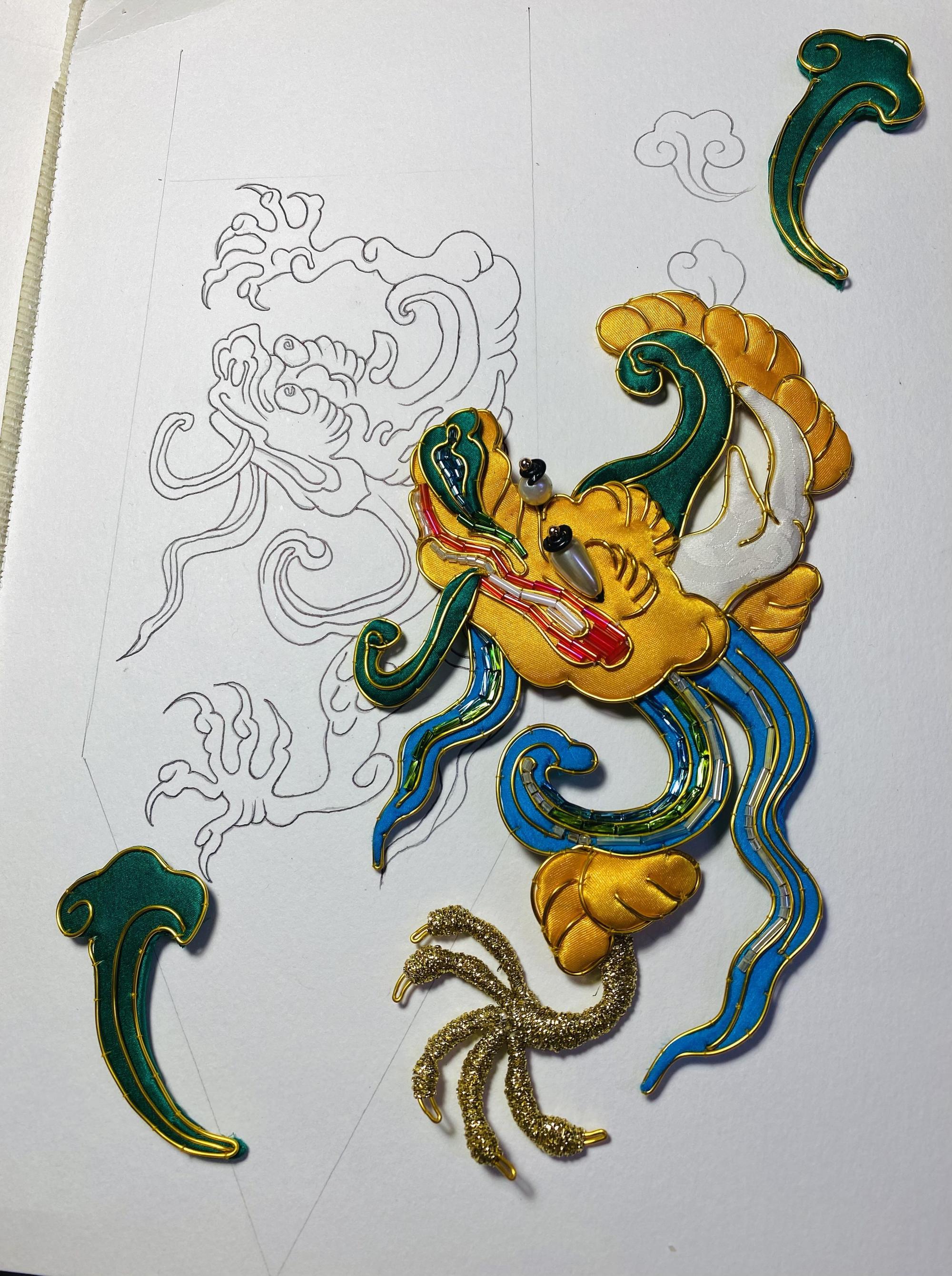 李育昇精心打造的紅綾,左為祥瑞的五爪正龍(圖)。(文化總會提供)