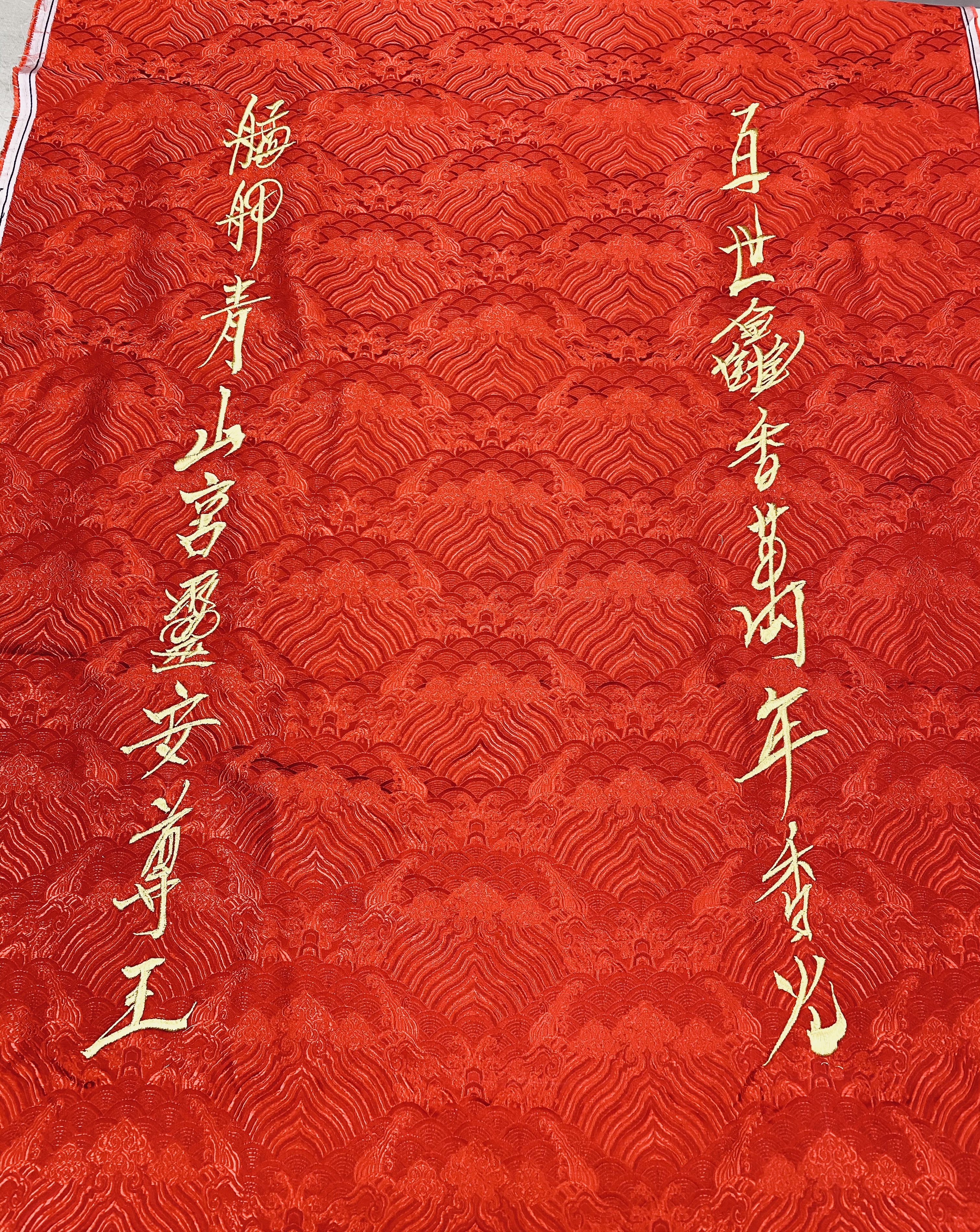 紅綾左右兩邊的題字分別為「百世鑫香萬年香火」「艋舺青山宮靈安尊王」，則由為正副總統設計賀年卡的新銳設計師小子（廖俊裕）揮毫。（文化總會提供）