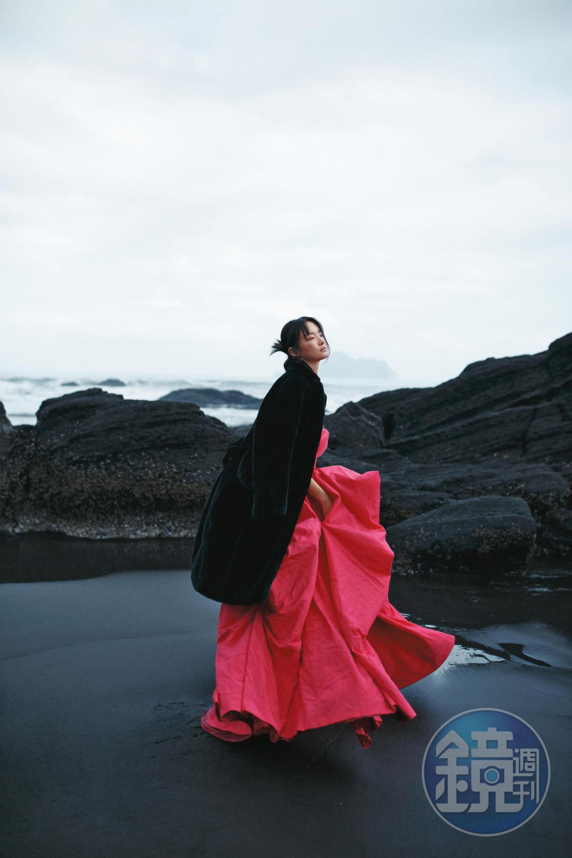 黑色人造皮草綁帶大衣 NT$46,800 by Max Mara、桃粉紅立體剪裁禮服 NT$366,500 by MOSCHINO