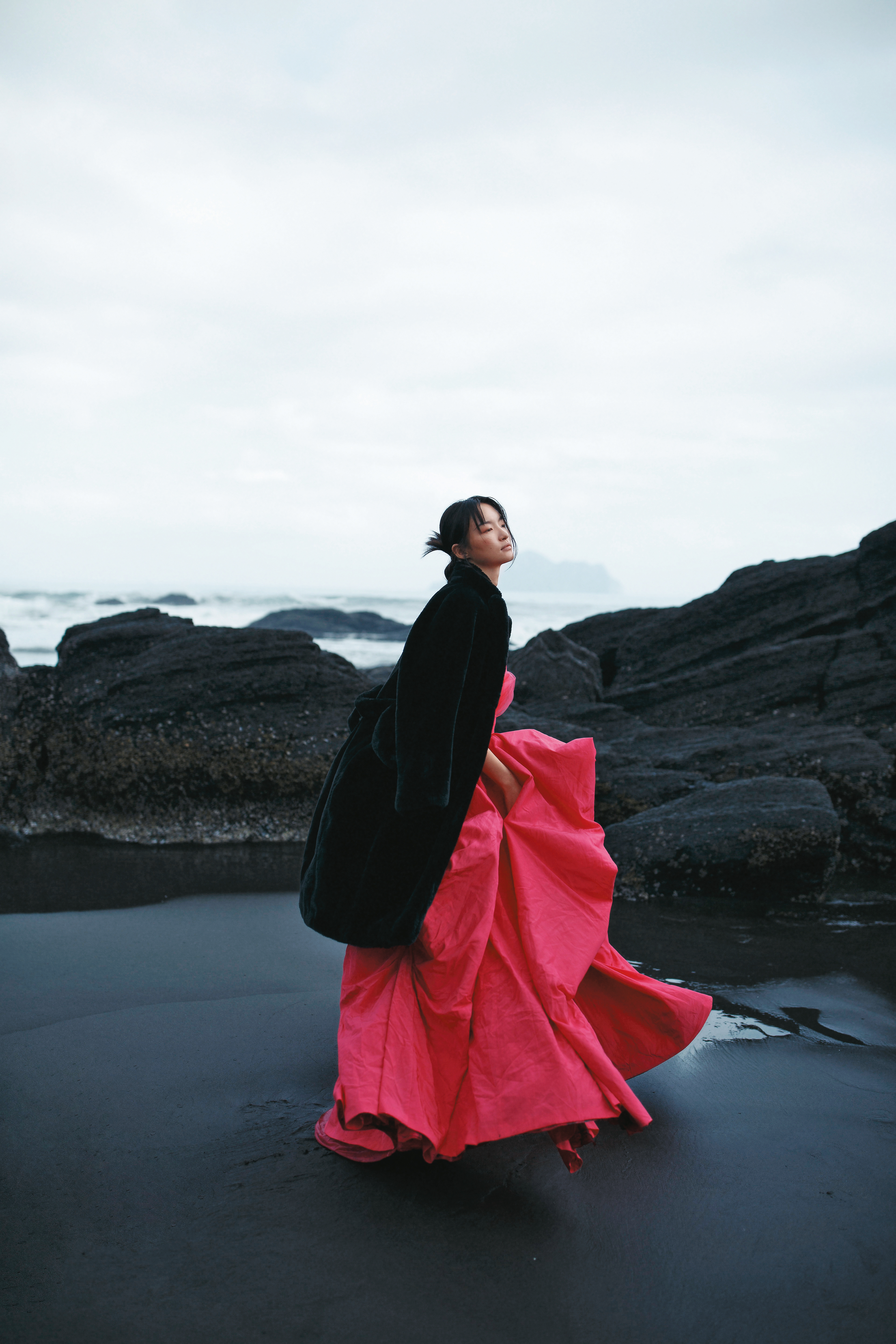 黑色人造皮草綁帶大衣 NT$46,800 by Max Mara、桃粉紅立體剪裁禮服 NT$366,500 by MOSCHINO