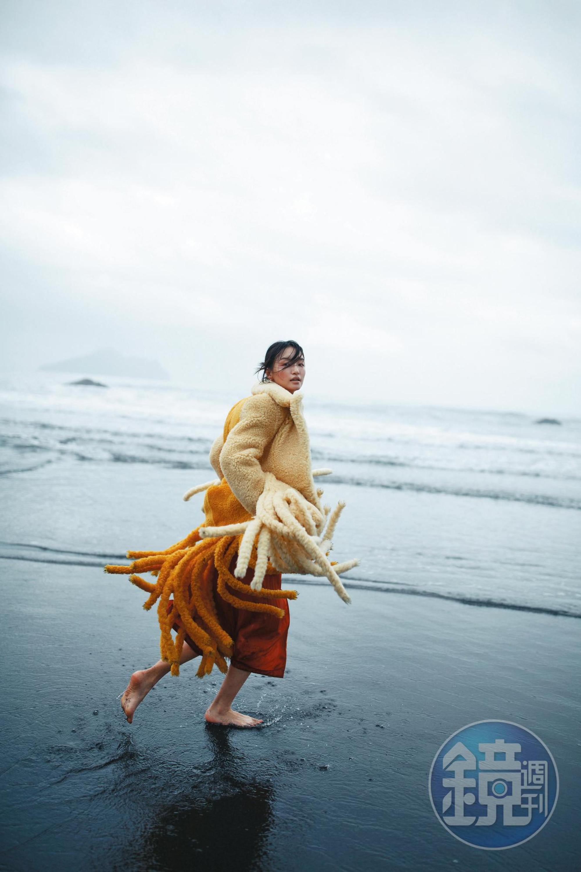 奶油黃毛絨流蘇大衣 NT$282,200 by BOTTEGA VENETA、橘色過膝洋裝 價格店洽 by COACH