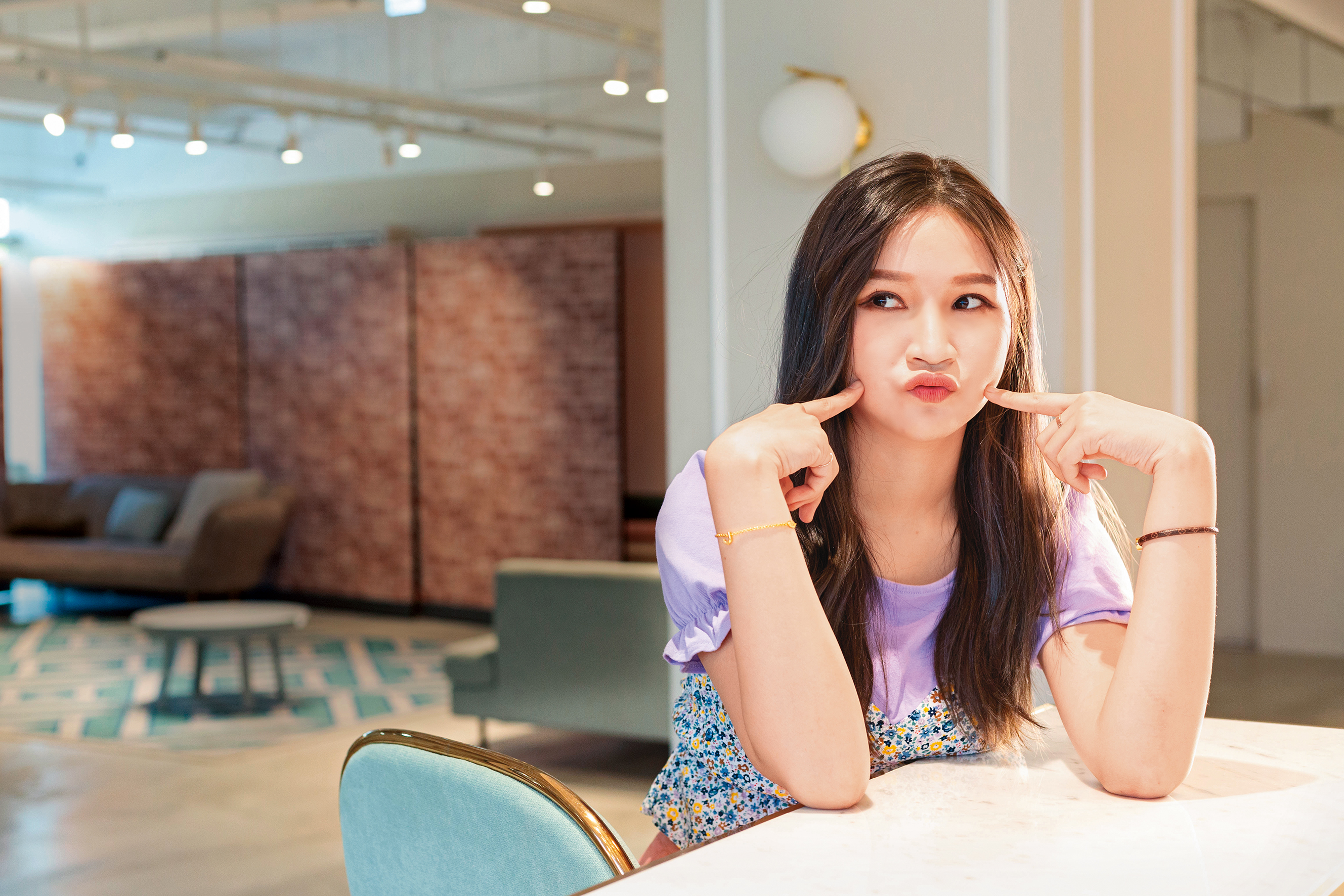 在浪LIVE平台耕耘直播2年的劉玉婷，從民視《明日之星》節目奪雙聲道冠軍後，輾轉開啟直播之路。