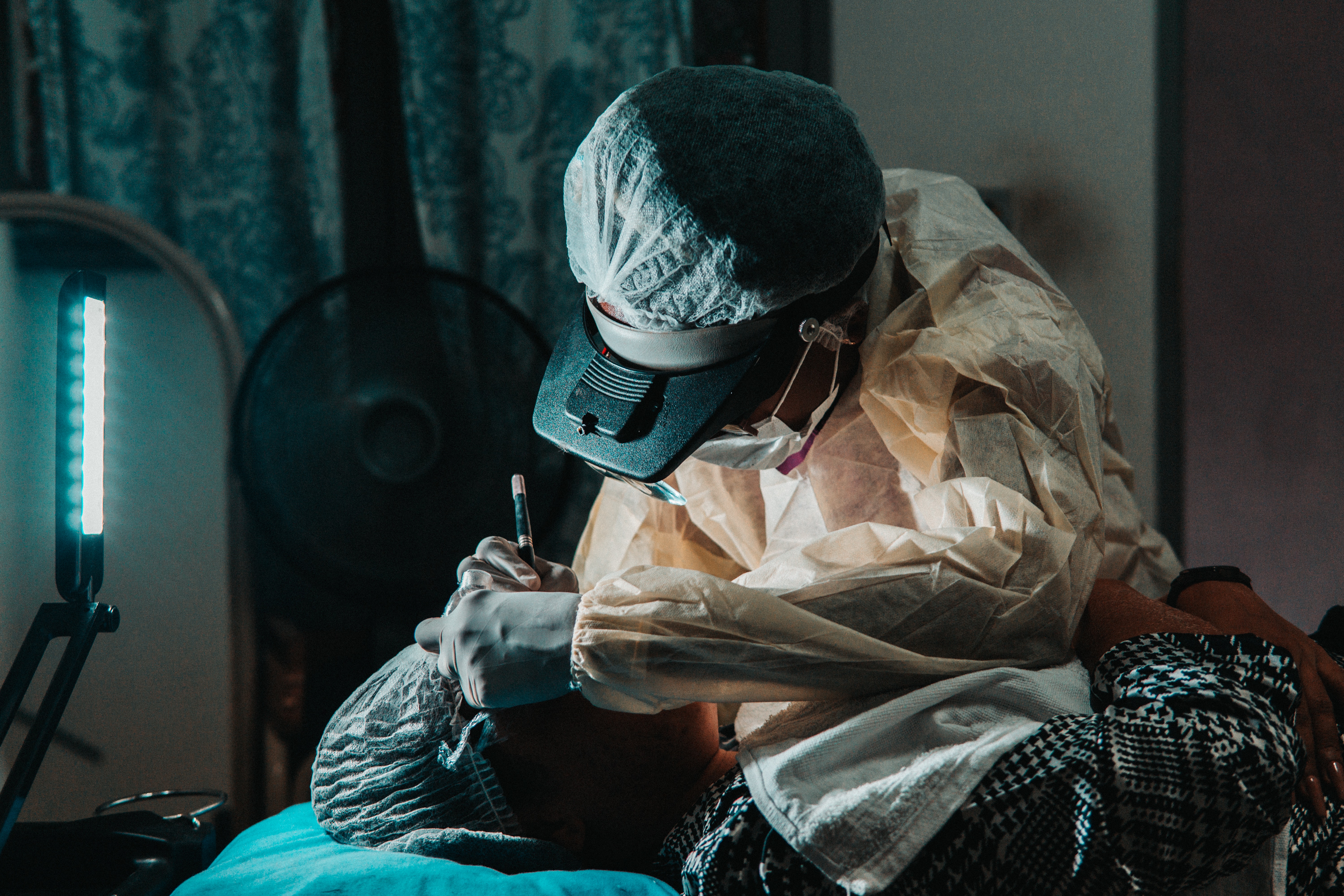 家屬悲痛欲絕，接回遺體火化舉辦喪禮，沒想到老翁2天後搭著救護車回家，示意圖。（Pexels提供）