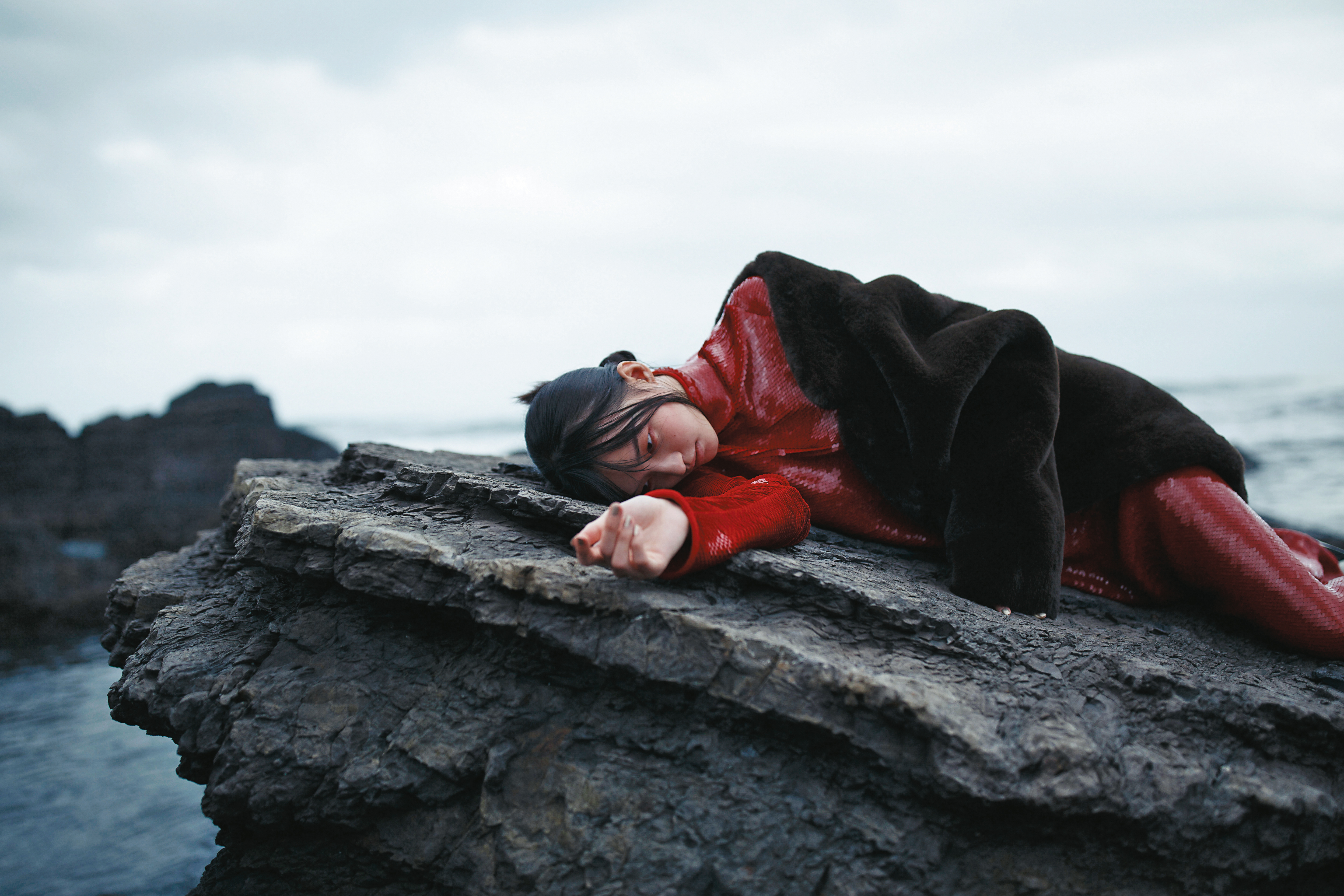 棕色人造皮草外套 NT$18,320 by SANDRO、紅色亮片洋裝 NT$232,200 by BOTTEGA VENETA