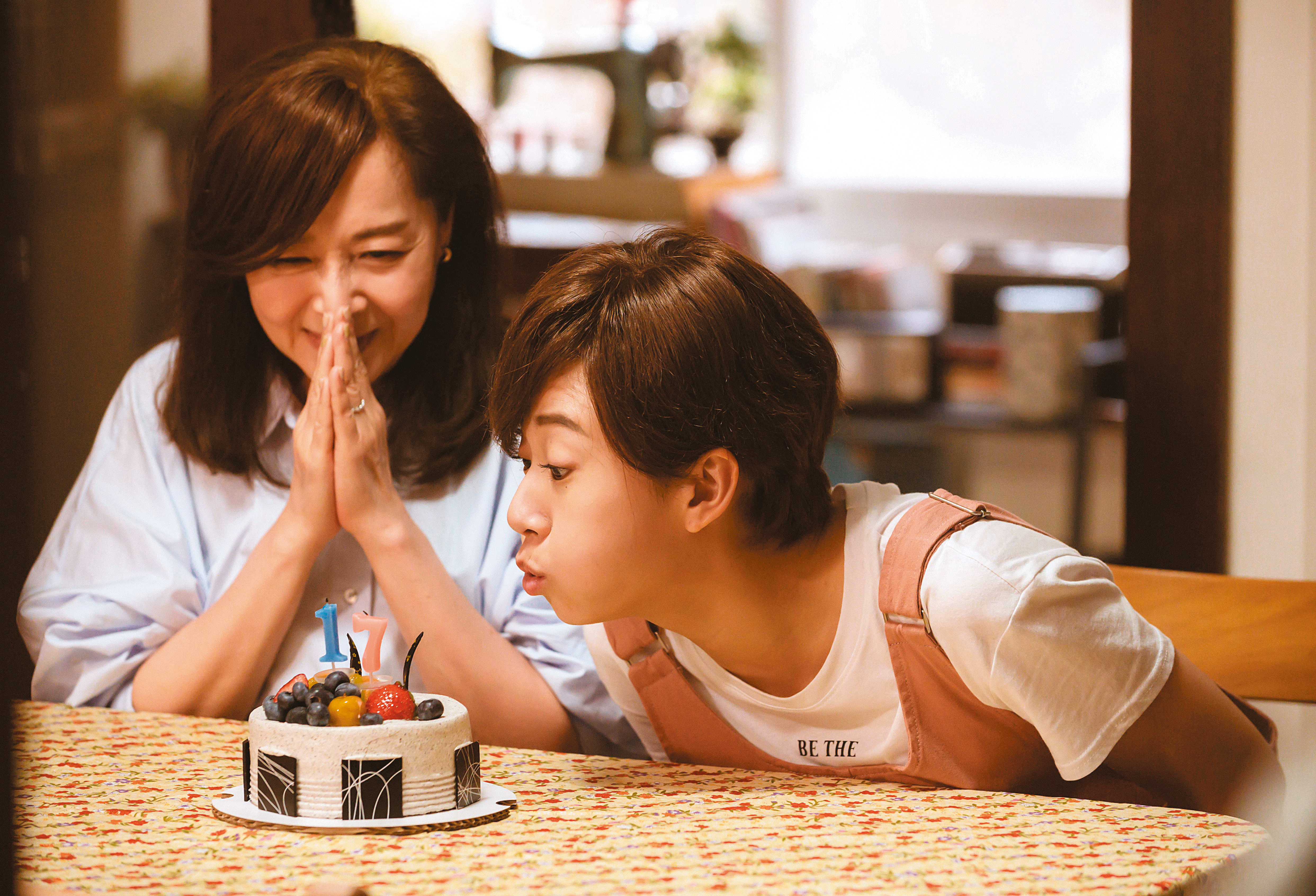  《粉紅色時光》找來金馬影后恬妞（左）與方志友（右）飾演母女，互動情節感人。（TVBS提供）