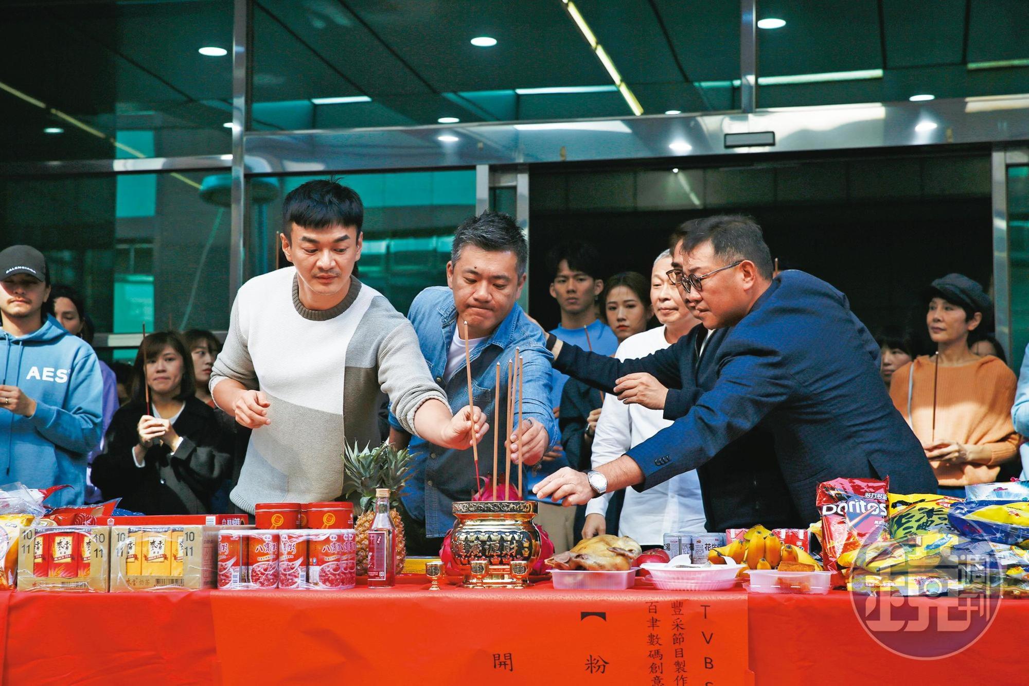 TVBS娛樂節目部總監戴天易（左1）出席《粉紅色時光》開鏡儀式，是促成與百聿數碼合製的推手。