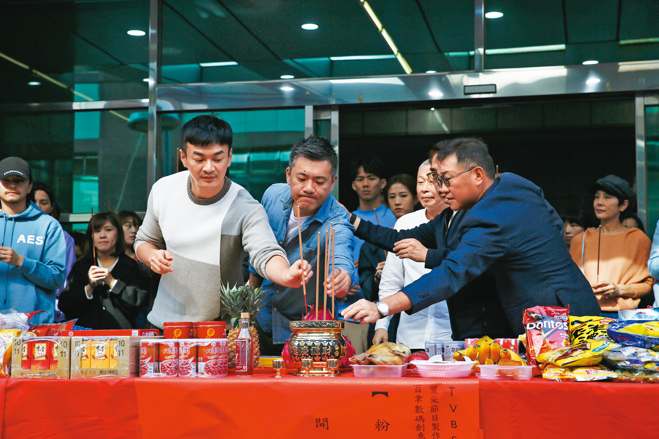 TVBS娛樂節目部總監戴天易（左1）出席《粉紅色時光》開鏡儀式，是促成與百聿數碼合製的推手。