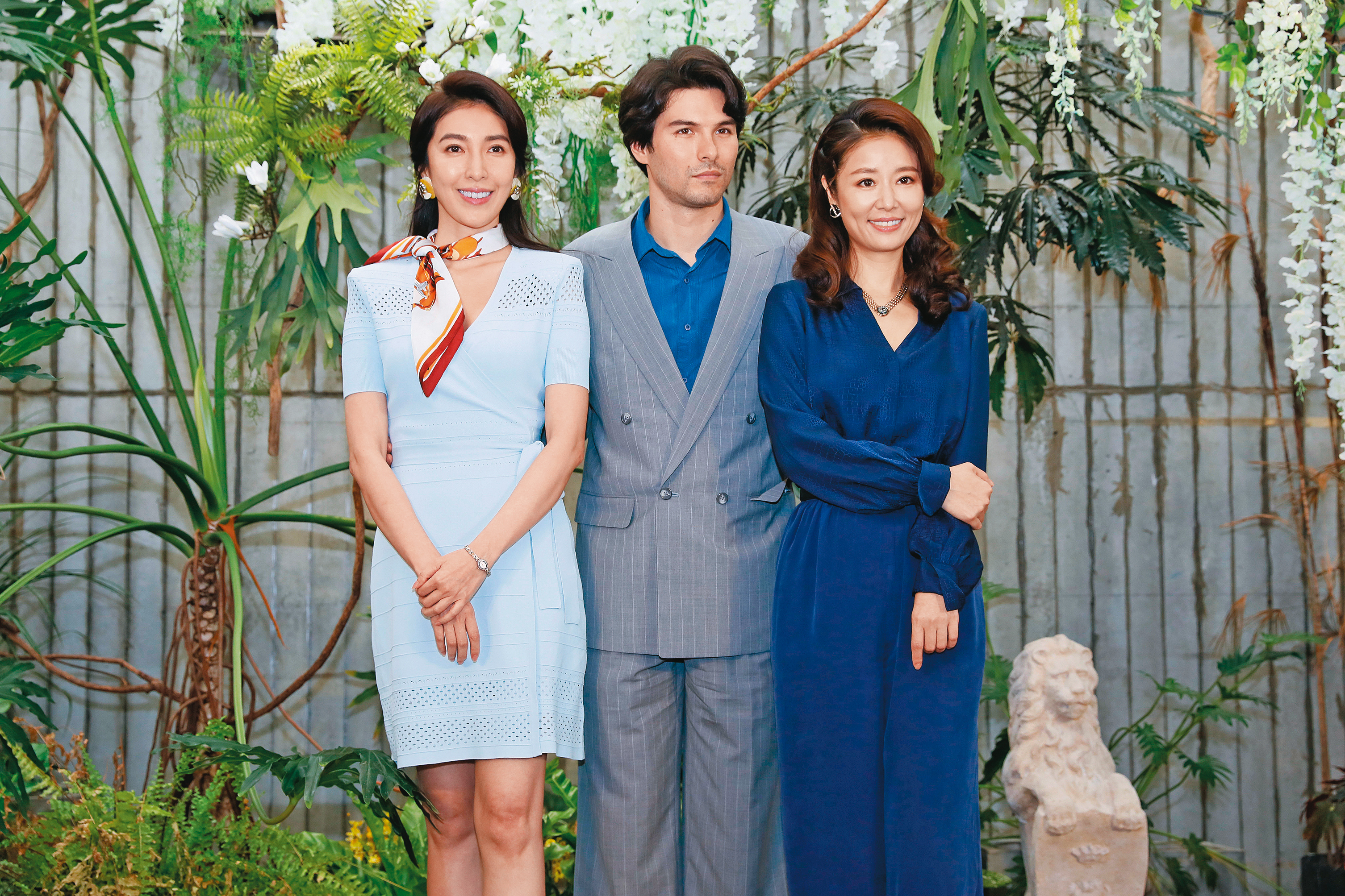 百聿數碼全資自製的時代劇《華燈初上》，由楊謹華（左起）、鳳小岳、林心如等擔綱演出。