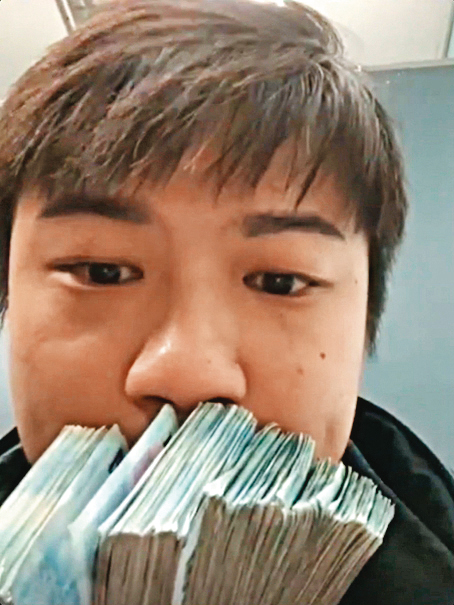楊震豪曬出一疊現金假扮富豪,在社群軟體亂槍打鳥,騙網紅性交易。(讀者提供)